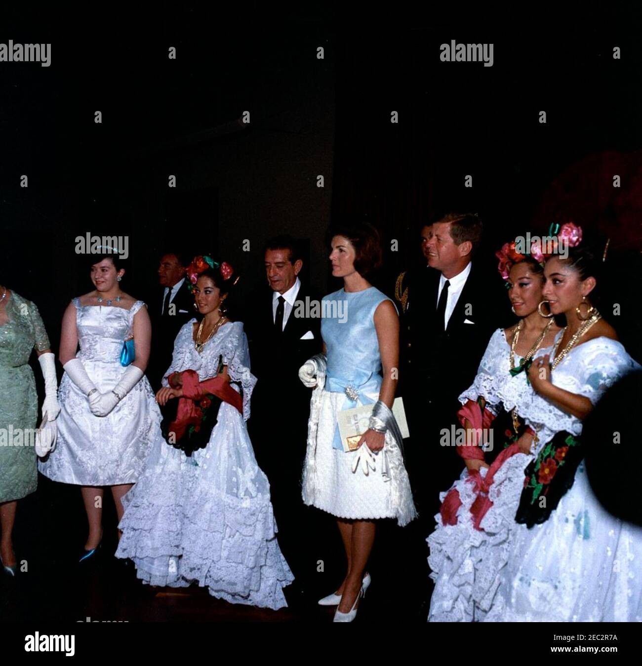 Reise nach Mexiko: Ballet Folklorico Performance am Instituto Nacional de Bellas Artes in Mexiko-Stadt, Mexiko, 8:00pm Uhr. Präsident John F. Kennedy und First Lady Jacqueline Kennedy (Mitte rechts) Besuch mit Ballet Folklorico-Tänzern während einer Pause im Instituto Nacional de Bellas Artes (Nationales Institut der Schönen Künste). Ebenfalls im Bild: Präsident von Mexiko, Adolfo Lu00f3pez Mateos, und Eva Lu00f3pez Mateos. Mexiko-Stadt, Mexiko. Stockfoto