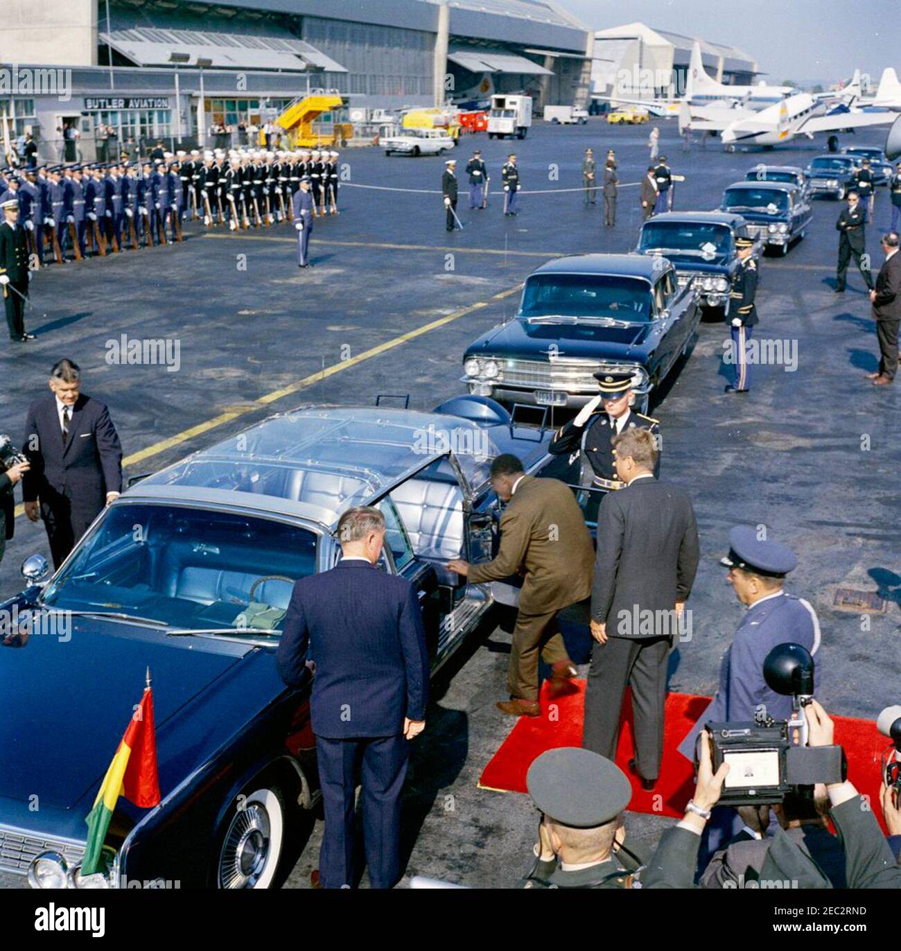 Ankunft von Ahmed Su00e9kou Touru00e9, Präsident von Guinea, 11:00am Uhr. Präsident John F. Kennedy und Präsident von Guinea, Ahmed Su00e9kou Touru00e9 (Einsteigen in das Auto), verlassen den Washington National Airport in der Präsidentenlimousine (Lincoln-Mercury Continental Cabriolet mit Bubble Top), nach der Ankunft Zeremonien zu Ehren von Präsident Touru00e9. Ebenfalls im Bild: Air Force Aide to President Kennedy, Brigadier General Godfrey T. McHugh; White House Secret Service Agenten, Gerald A. u201cJerryu201d Behn und Bill Greer. Military Air Transport Service (MATS) Terminal, Washington N Stockfoto