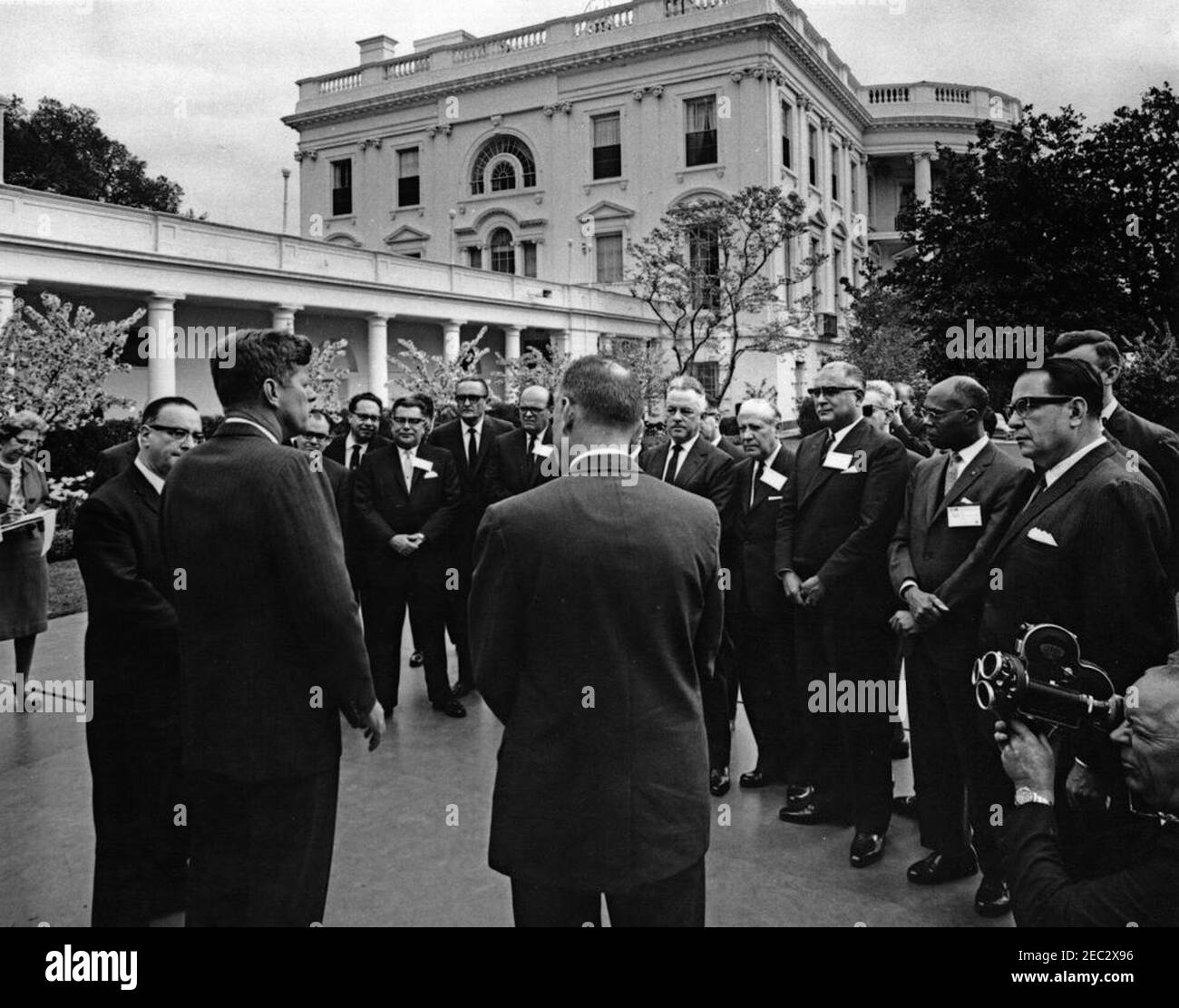 Besuch der Gesundheitsminister der lateinamerikanischen Republiken, 10:00am Uhr. Präsident John F. Kennedy besucht die Gesundheitsminister der lateinamerikanischen Republiken im Rosengarten. Zu den Besuchern gehören: Minister für Wohlfahrt und öffentliche Gesundheit Argentiniens, Dr. Tiburcio Padilla; Direktor des Nationalen Gesundheitsdienstes Boliviens, Dr. Francisco Torres Bracamonte; Minister für Gesundheit Brasiliens, Dr. Paulo Pinheiro Chagas; Minister für öffentliche Gesundheit Chiles, Dr. Benjamu00edn Cid; Minister für öffentliche Gesundheit von Kolumbien, Dr. Josu00e9 Fu00e9lix Patiu00f1o; Minister für öffentliche Gesundheit von Costa Ric Stockfoto