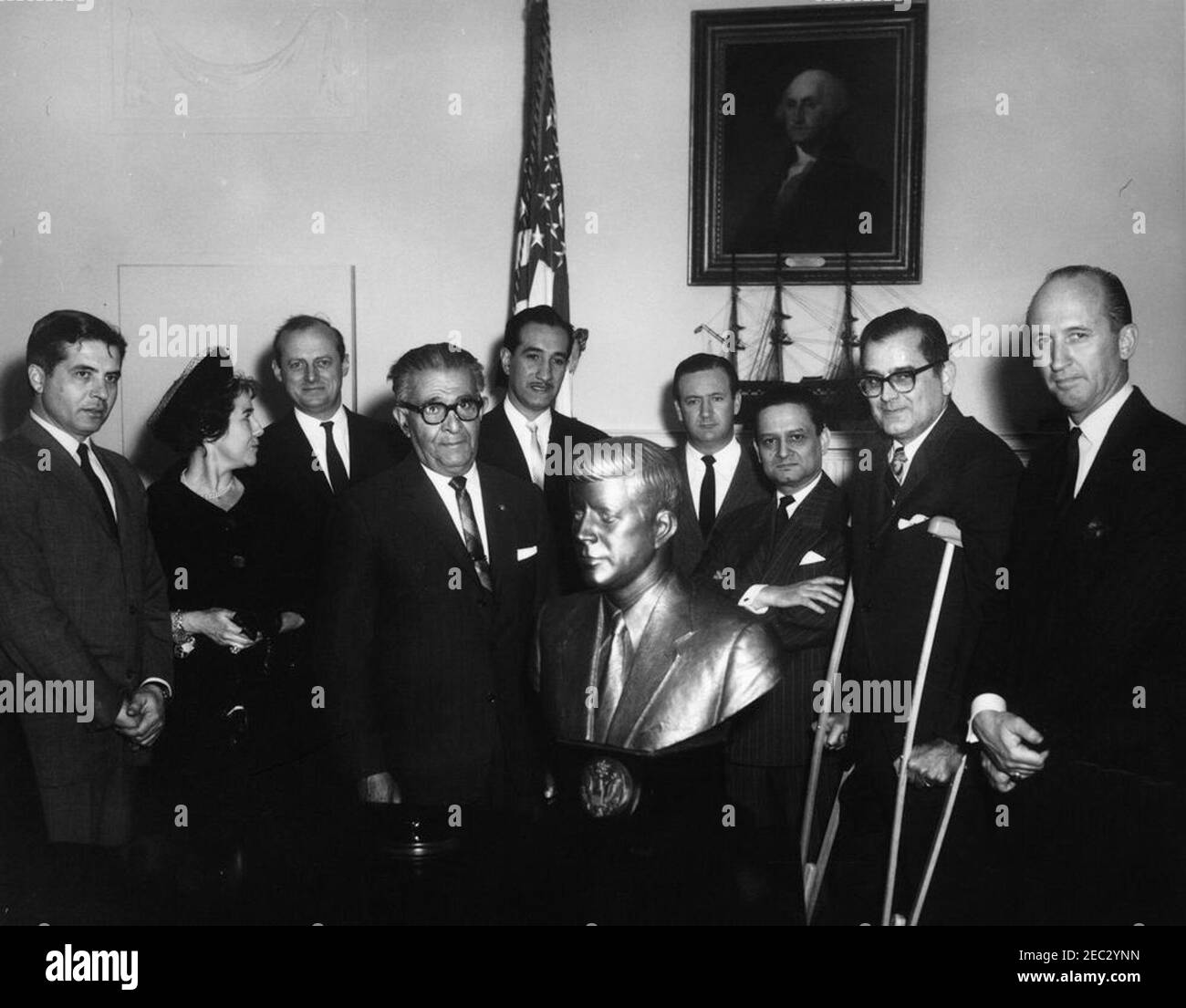 Büste von Präsident Kennedy dem Weißen Haus vorgestellt. Chef des Protokolls, Angier Biddle Duke (ganz rechts), akzeptiert eine Büste von Präsident John F. Kennedy (gemeißelt von Carlos Pazos aus Lima, Peru), die als Geschenk für das Weiße Haus präsentiert wird; acht weitere Personen sind nicht identifiziert. Kabinettsaal, Weißes Haus, Washington, D.C. [siehe auch MO 63,653, u201cBust von John F. Kennedyu201d] Stockfoto