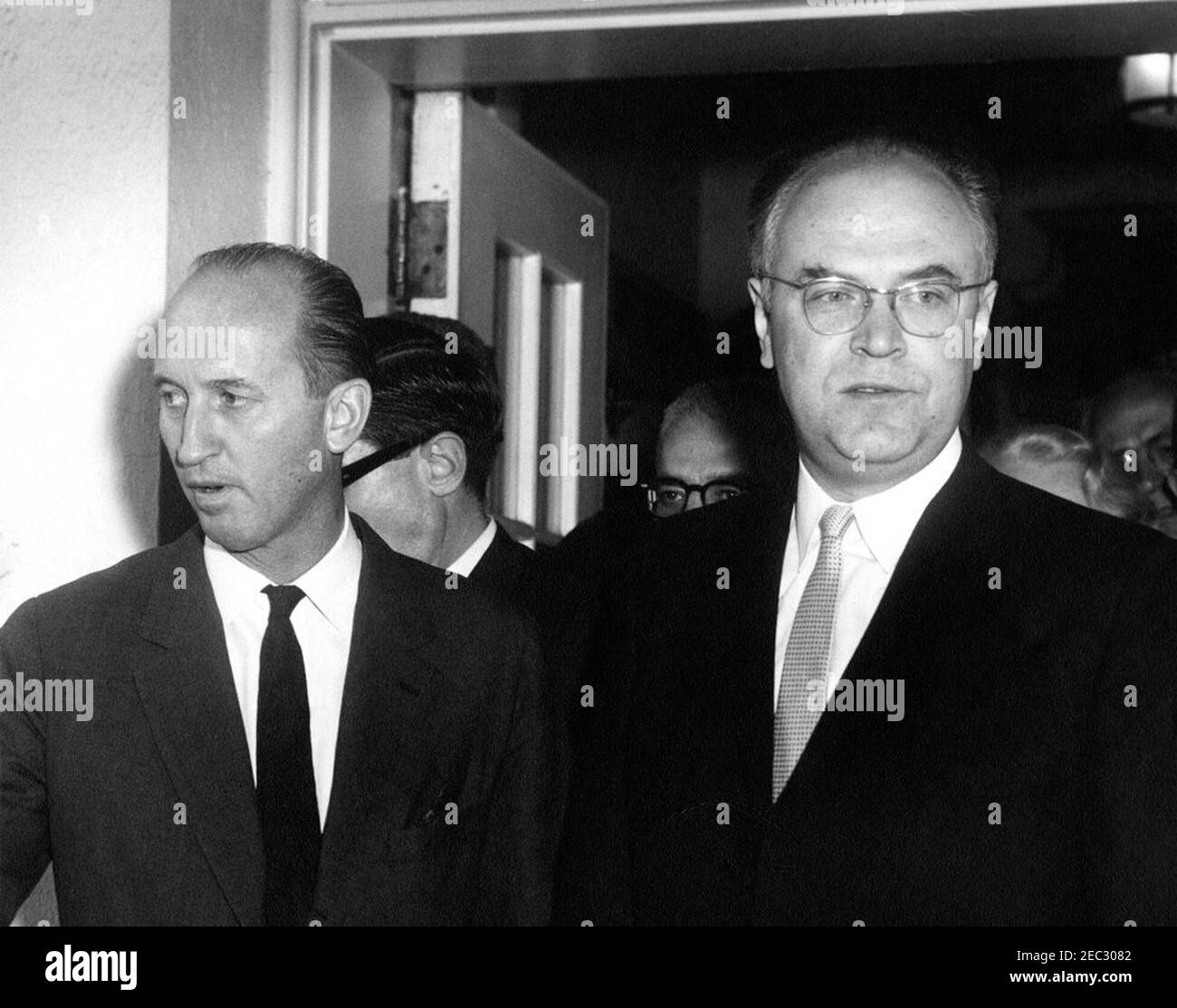 Treffen mit dem Botschafter der Sowjetunion (UdSSR), Anatolij Fedorowitsch Dobrynin, 12:27pm. Botschafter der Sowjetunion (UdSSR), Anatolij Fedorowitsch Dobrynin (rechts), verlässt das Weiße Haus nach einem Treffen mit Präsident John F. Kennedy. Der Chef des Protokolls der Vereinigten Staaten, Angier Biddle Duke, steht auf der linken Seite. Eingang im Westflügel, weißes Haus, Washington, D.C. Stockfoto