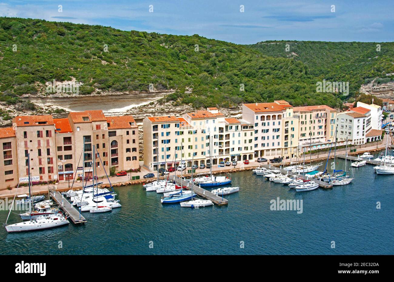 Moderne Gebäude mit Blick auf die Marina von Bonifacio, Südkorsika, Frankreich Stockfoto
