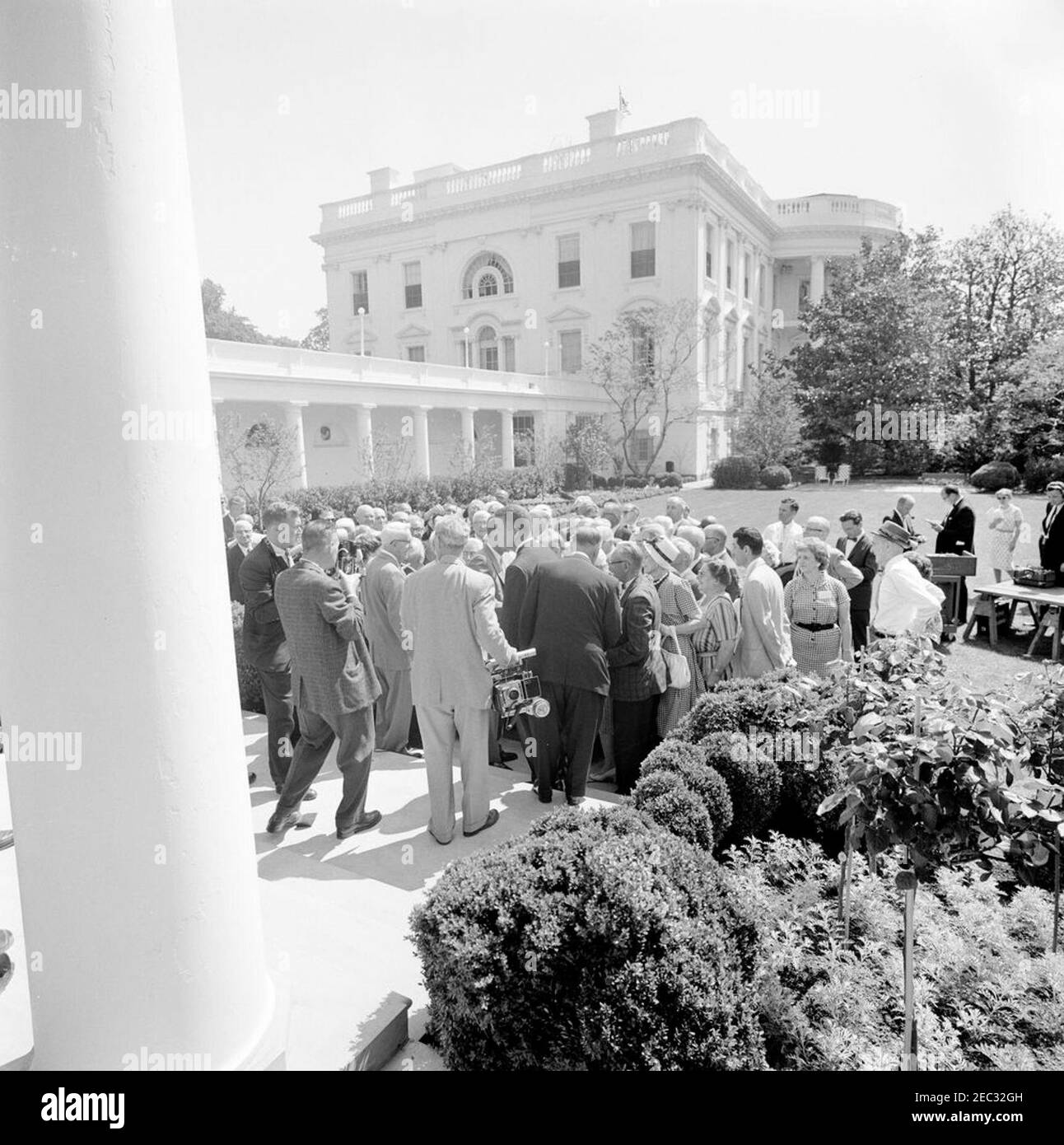 Besuch der Vertreter des Nationalrats der Senioren im Rosengarten, 10:37am Uhr. Präsident John F. Kennedy (Mitte links, meist versteckt) besucht mit Vertretern des Nationalrats der Senioren im Rosengarten. Ebenfalls abgebildet: Stenograf des Weißen Hauses, Jack Romagna; Geheimagent des Weißen Hauses, Ron Pontius. White House, Washington, D.C. [Foto von Harold Sellers] Stockfoto