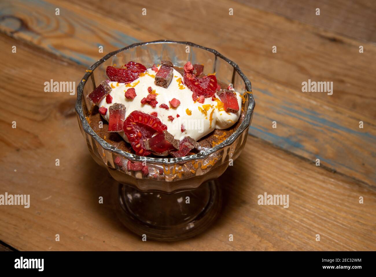 Eine köstliche Schokolade Mousse mit Creme Fraiche Cremes und gekrönt Schokoladenstückchen Stockfoto