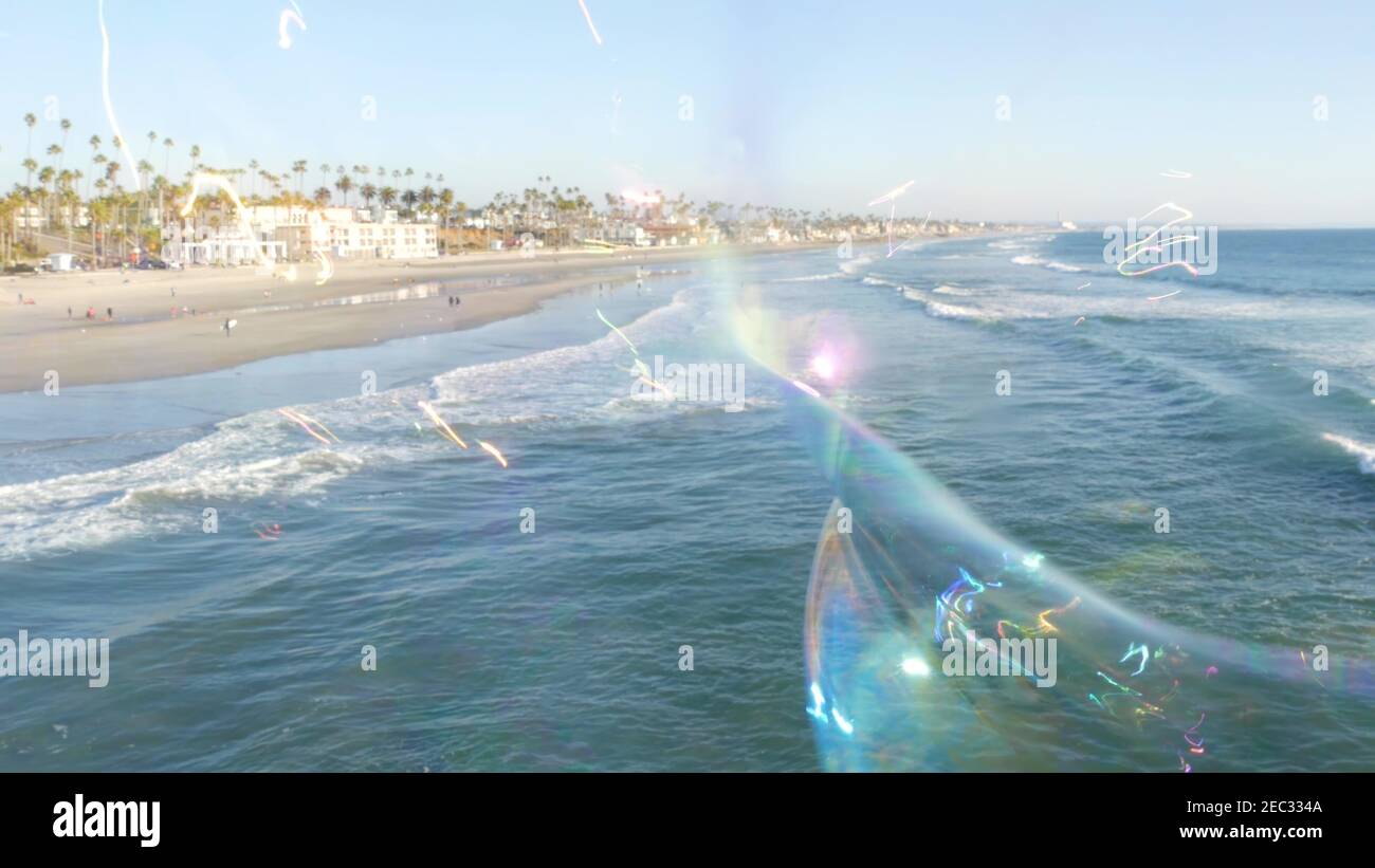 Seifenblasen auf Pier in Kalifornien, verschwommen Sommer nahtlose Schleife Hintergrund. Kreative romantische Metapher, Konzept des Träumens, Glück und Magie Stockfoto