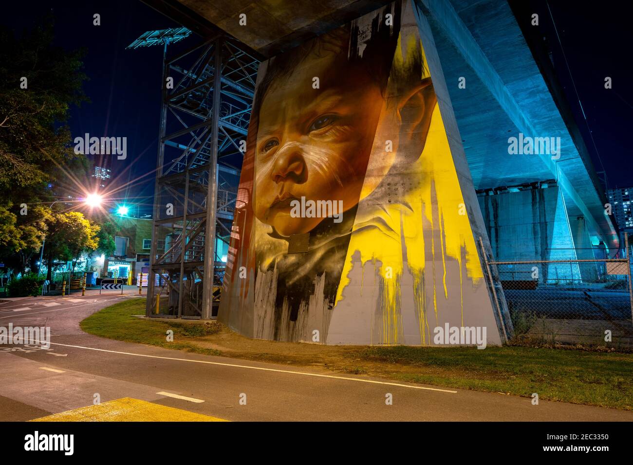 Brisbane, Australien - Graffiti-Gemälde mit Babygesicht der Aborigines unter der Brücke Stockfoto