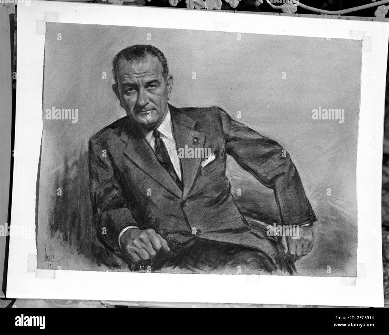 Holzkohleporträt von Vizepräsident Lyndon B. Johnson (LBJ) vom Künstler Louis Lupas. Holzkohle-Porträt von Vizepräsident Lyndon B. Johnson von Künstler Louis Lupas. [Foto von Dan Lewis] Stockfoto