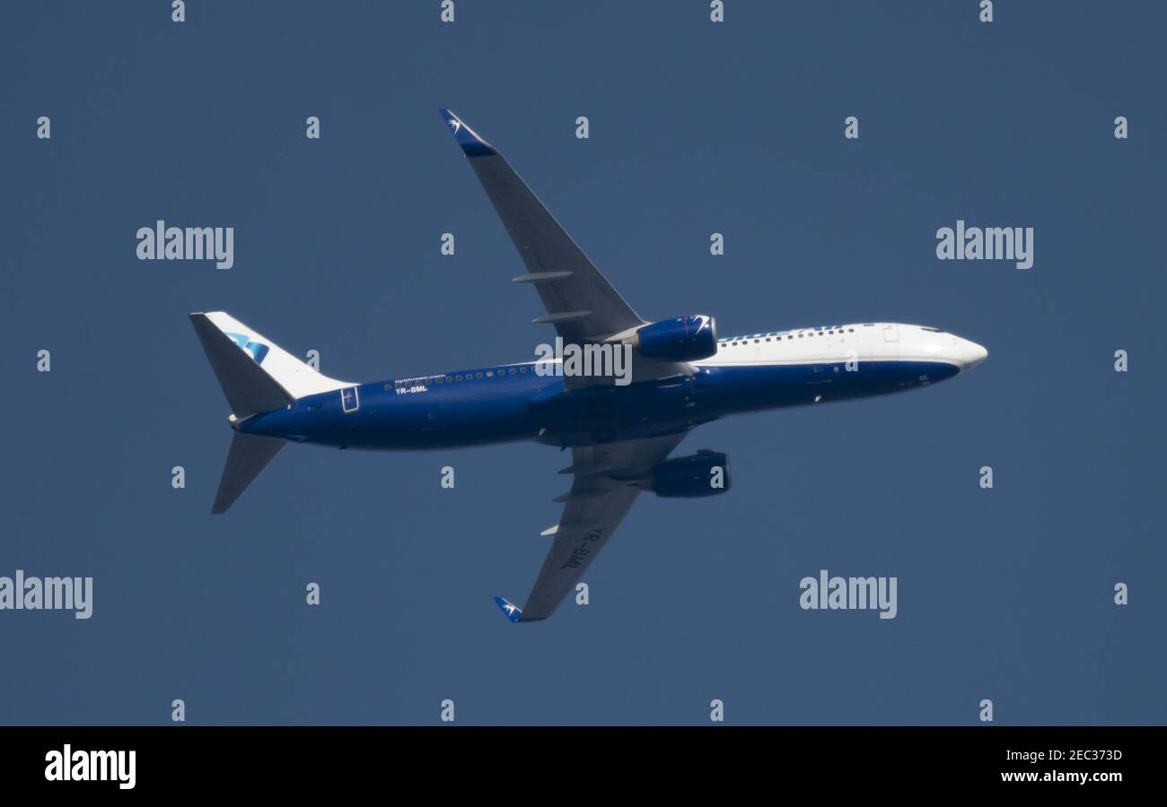 London, Großbritannien. 13. Februar 2021. Flugverkehr über London während der Covid-19-Pandemie. Eine Blue Air Boeing 737 fliegt über Wimbledon, nachdem sie London Heathrow im trüben Morgenhimmel auf dem Weg nach Bukarest verlassen hat. Kredit: Malcolm Park/Alamy. Stockfoto