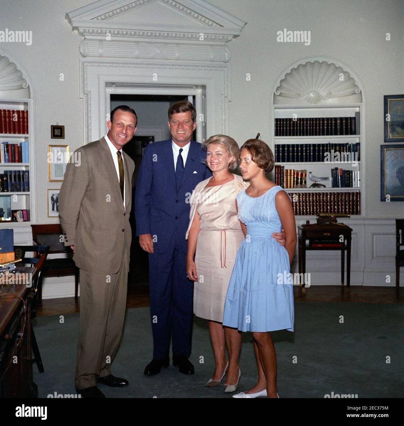Besuch von Stan Musial, Major League Baseball (MLB) Spieler für die St. Louis Cardinals, und Familie, 4:10pm Uhr. Präsident John F. Kennedy besucht Stan Musial, MLB-Spieler (Major League Baseball) für die St. Louis Cardinals, und seine Familie. Von links nach rechts: Mr. Musial; President Kennedy; Mr. Musialu0027s Ehefrau, Lillian Musial, und Tochter, Janet Musial. Oval Office, White House, Washington, D.C. Stockfoto