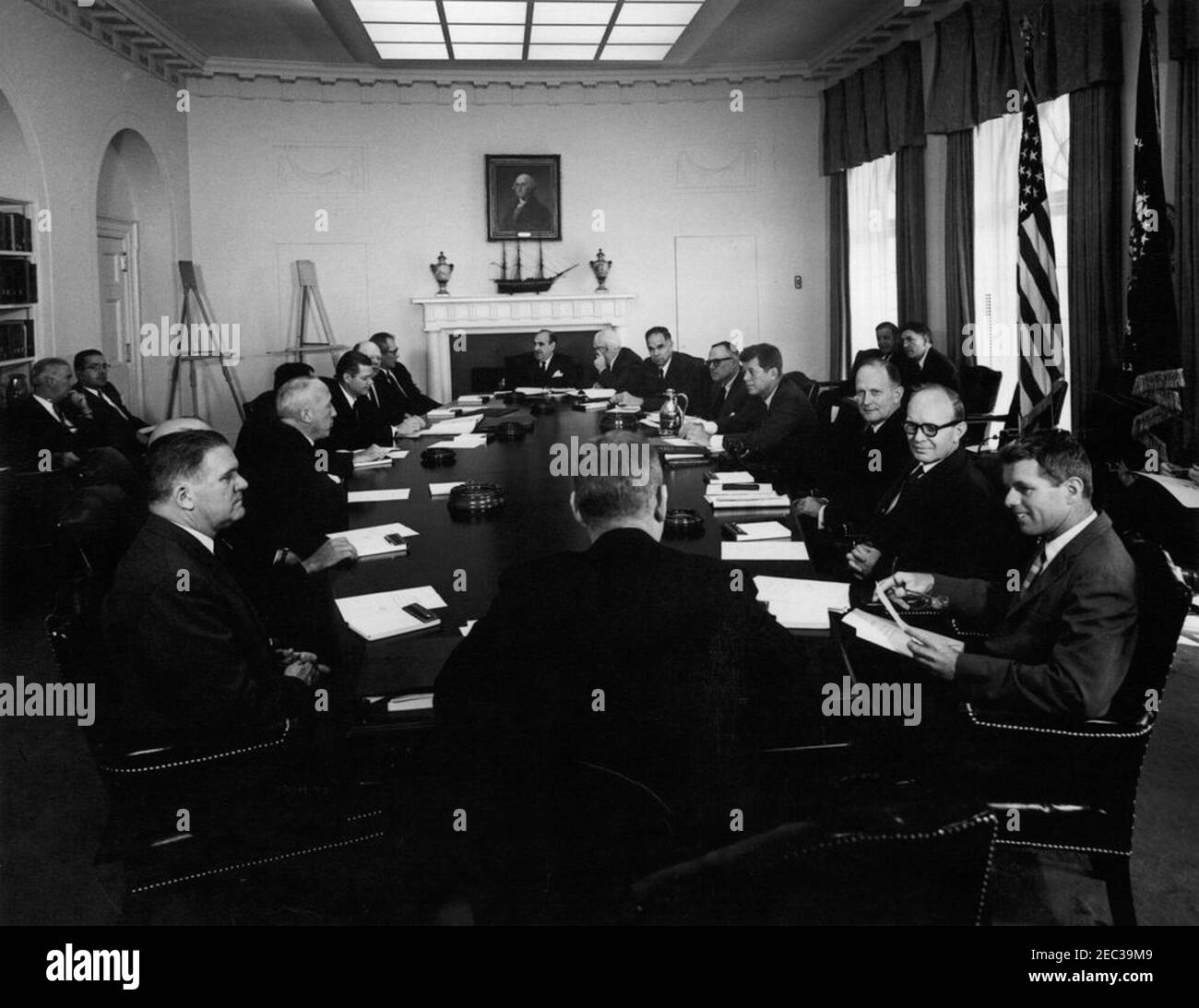 Kabinettssitzung, 10:00am Uhr. Präsident John F. Kennedy trifft sich mit Mitgliedern des Kabinetts. Sitzt am Tisch (im Uhrzeigersinn von links): Administrator der National Aeronautics and Space Administration (NASA), Dr. James E. Webb; Administrator der Housing and Home Finance Agency (HHFA), Robert C. Weaver (versteckt hinter Webb); Postmaster General, J. Edward Day; Administrator der Small Business Administration (SBA), John E. Horne (versteckt hinter dem Tag); Verteidigungsminister, Robert S. McNamara; Unterstaatssekretär für Landwirtschaft, Charles S. Murphy; Unterstaatssekretär für Arbeit, W. Willard Wirtz; Gesundheitsminister Stockfoto