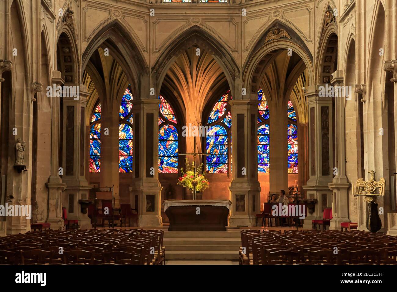 St. Severin Kirche, Paris. Moderne Buntglasfenster von Jean René Bazaine und eine ungewöhnliche Säule in Form einer Palme. Stockfoto