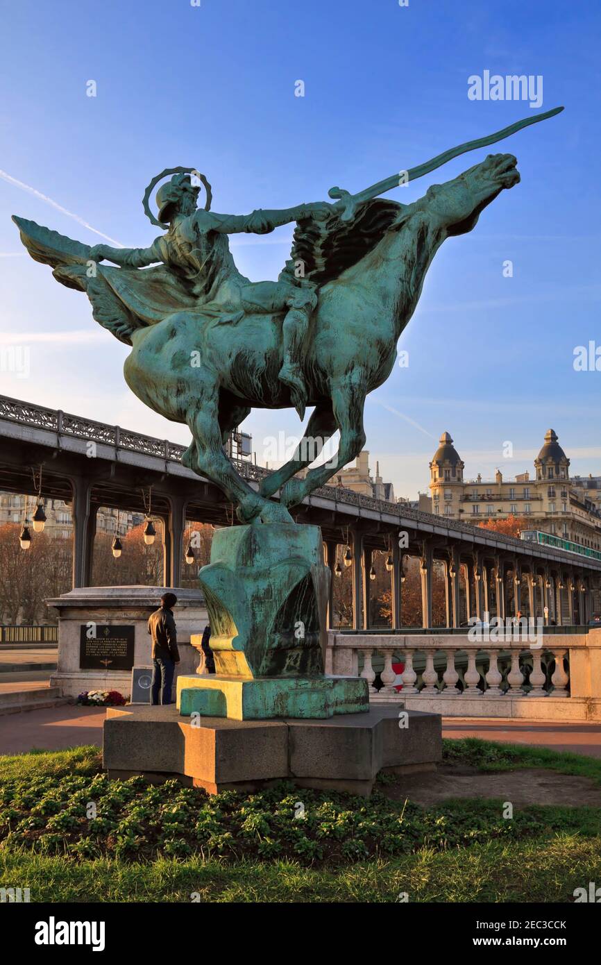 Statue von 'La France Renaissante' auf der Pont Bir-Hakeim, Paris. Es wurde vom dänischen Bildhauer Holger Wederkinch geschaffen Stockfoto