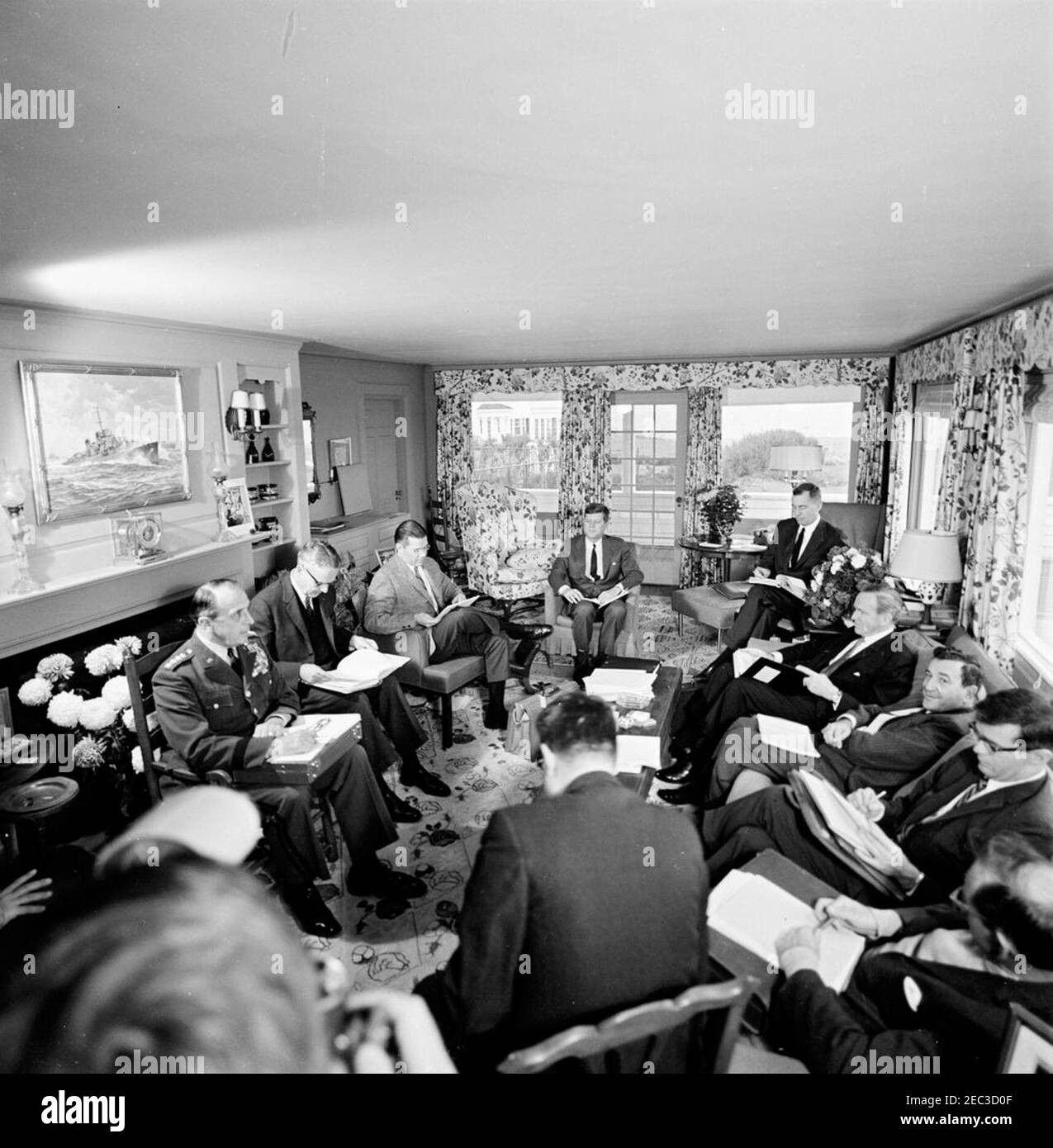 Verteidigungsbudgettreffen im Hafen von Hyannis, 12:00pm Uhr. Präsident John F. Kennedy trifft sich mit Mitgliedern seiner Regierung bezüglich des Budgets für das Verteidigungsministerium in der Joseph P. Kennedy-Residenz in Hyannis Port, Massachusetts. Im Uhrzeigersinn, von oben: Präsident Kennedy; David E. Bell, Direktor, Bureau of the Budget; Roswell Gilpatric, stellvertretender Verteidigungsminister; Jerome B. Wiesner, Sonderassistent des Präsidenten für Wissenschaft und Technologie; Theodore C. u201cTedu201d Sorensen, Sonderberater des Präsidenten; McGeorge Bundy, nationaler Sicherheitsberater; nicht identifizierter Mann; General Lyman Le Stockfoto