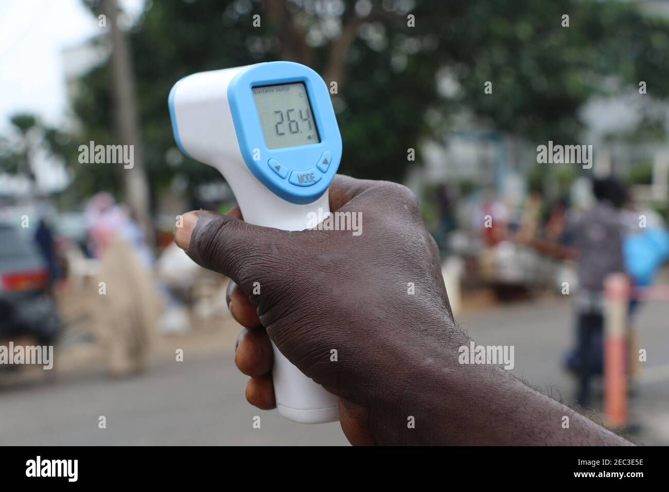 Ein Mann, der während des Jumaat-Dienstes ein Thermometer zeigt. Aufgrund der Coronavirus-Pandemie in Nigeria fordern viele religiöse Kultstätten wie die zentrale Moschee von Lagos ihre Mitglieder auf, die Präventivprotokolle von Covid-19 einzuhalten. Lagos, Nigeria. Stockfoto