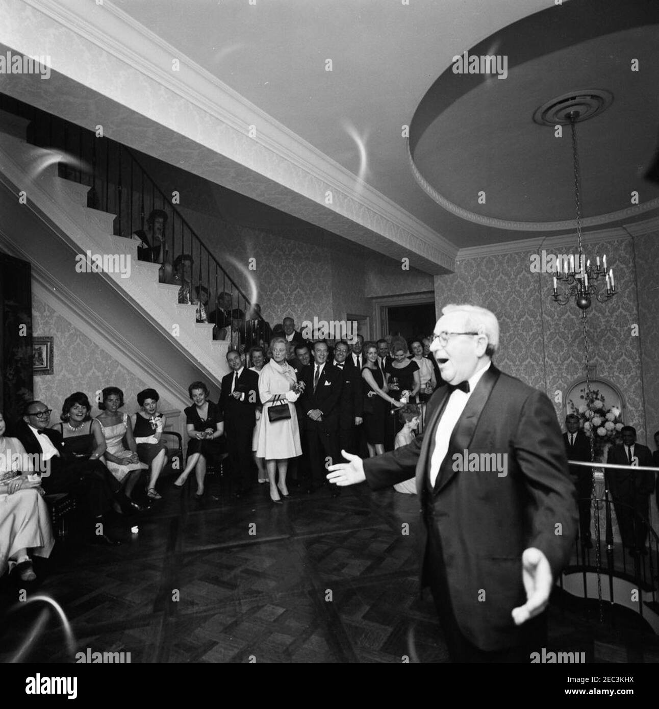 Ausflug nach New York City: Empfang, Arthur Krim Residence. Gäste nehmen an einem abendlichen Empfang in der Residenz von Arthur B. Krim und Dr. Mathilde Krim in New York City, New York, Teil. Zu den abgebildeten gehören: Entertainer, Jack Benny; Patricia Kennedy Lawford; Ethel Skakel Kennedy; Steve Smith; Jean Kennedy Smith; First Lady of New York City, Susan Wagner; Bürgermeister von New York City, Robert F. Wagner, Jr.; White House Secret Service Agent, Bob Lilley. Stockfoto