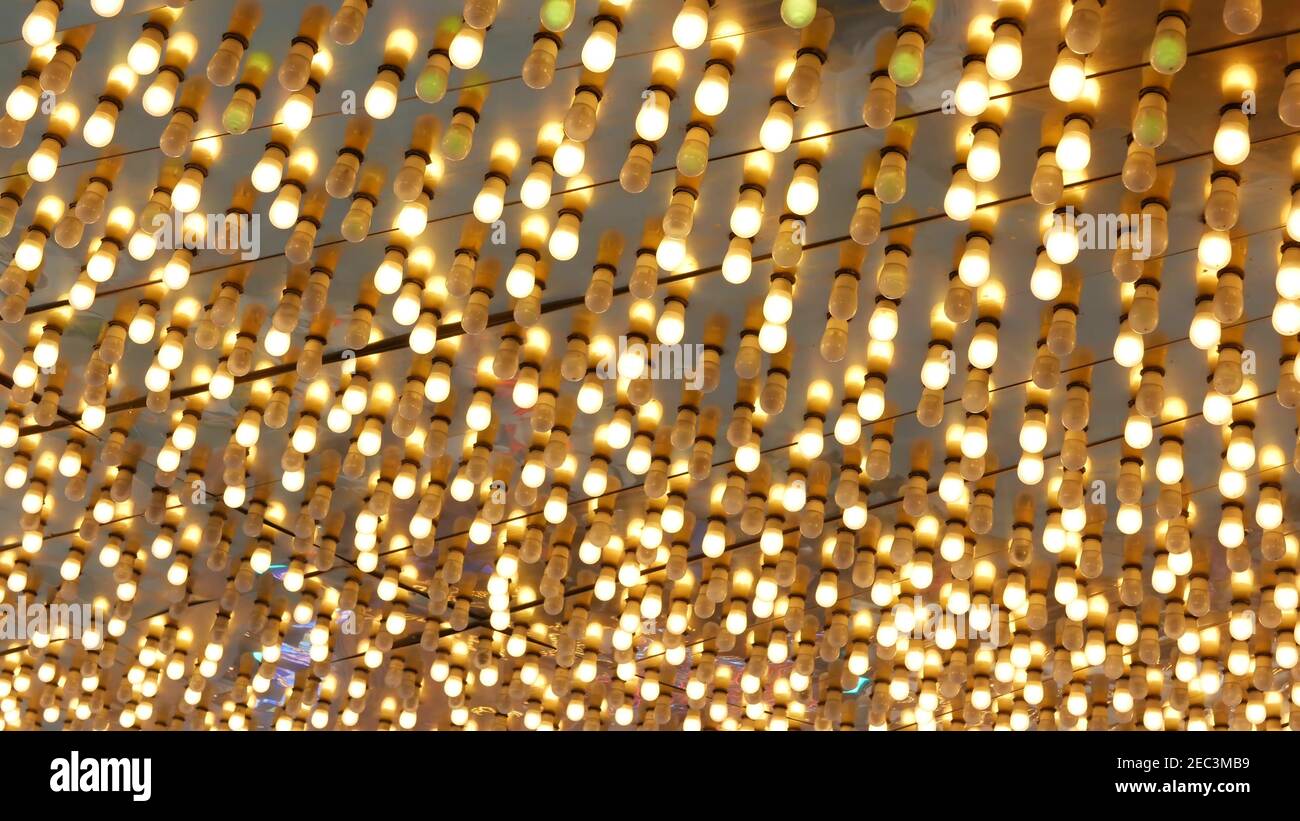 Alte angefachte elektrische Lampen blinken und leuchten in der Nacht.  Abstrakte Nahaufnahme von Retro-Casino-Dekoration schimmert in Las Vegas,  USA. Beleuchteter Vint Stockfotografie - Alamy