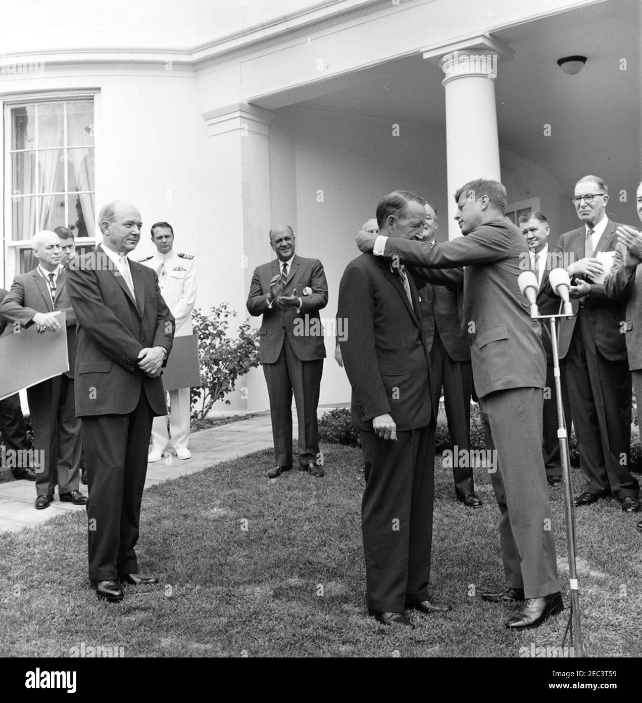 Verleihung der Distinguished Civilian Service Awards Presidentu2019s, 12:00pm Uhr. Verleihung des Preises Presidentu2019s für den ausgezeichneten Zivildienst des Bundes. Präsident John F. Kennedy überreicht die Auszeichnung an Career Ambassador, Llewellyn E. Thompson (Mitte rechts). Blick auf (L-R): Preisträger und Direktor des bemannten Raumschiffszentrums, Dr. Robert Gilruth; Sekretär der Armee, Cyrus R. Vance (hinten, teilweise versteckt); Staatssekretär, Dean Rusk; Naval Aide an den Präsidenten, Kapitän Tazewell T. Shepard, Jr.; Administrator der Housing and Home Finance Agency Stockfoto