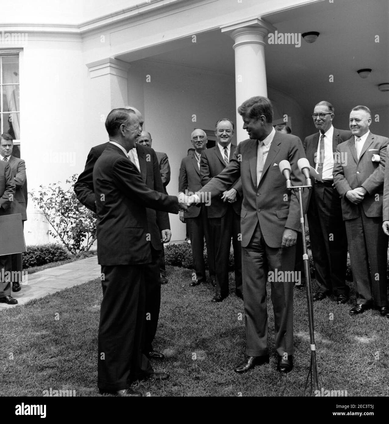 Verleihung der Distinguished Civilian Service Awards Presidentu2019s, 12:00pm Uhr. Verleihung des Preises Presidentu2019s für den ausgezeichneten Zivildienst des Bundes. Präsident John F. Kennedy schüttelt die Hände mit Career Ambassador, Llewellyn E. Thompson, bevor er ihm die Auszeichnung überreicht; Staatssekretär Dean Rusk (meist versteckt) steht hinter Botschafter Thompson. Blick auf (L-R): Sekretär der Armee, Cyrus R. Vance; Administrator der Housing and Home Finance Agency (HHFA), Robert C. Weaver (teilweise versteckt); Preisträger und Präsident des Bundes National Mo Stockfoto