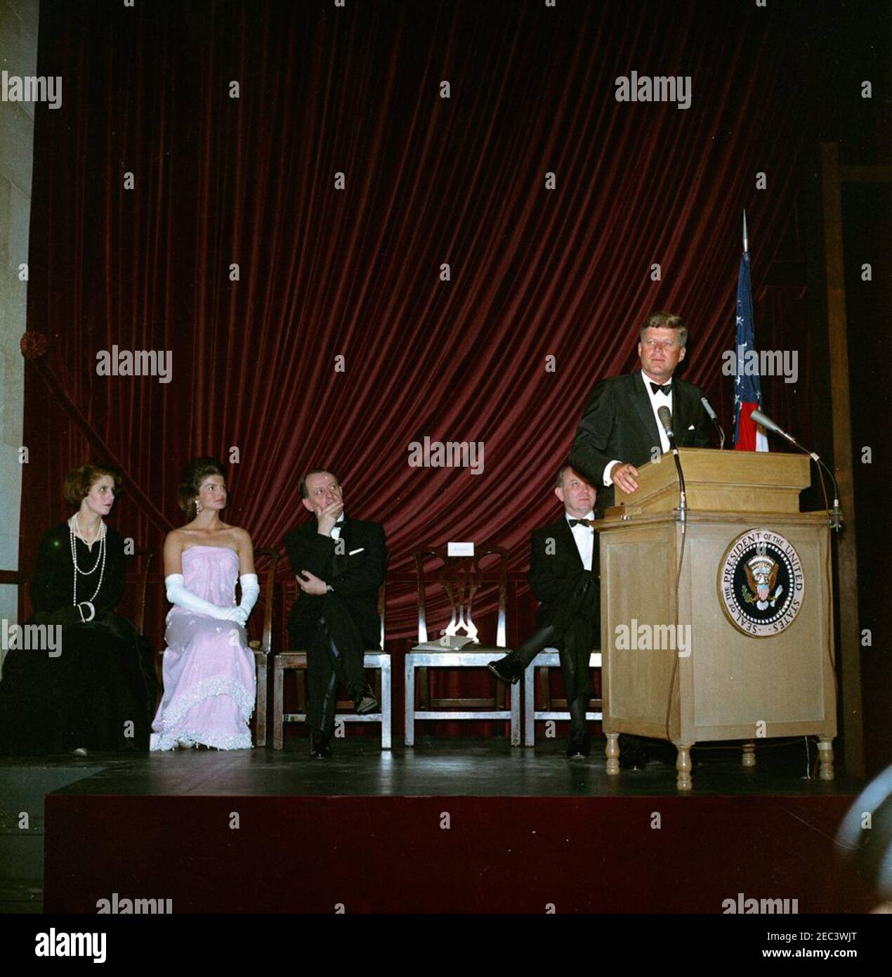 Eröffnungszeremonie, Mona Lisa Ausstellung in der National Gallery of Art, Präsident Kennedy und First Lady Jacqueline Kennedy (JBK), 10:00pm Uhr. Präsident John F. Kennedy hält Rede bei der Eröffnung der Mona Lisa Ausstellung in der National Gallery of Art in Washington, D.C., von links nach rechts: Pianistin Madeleine Malraux (Ehefrau des französischen Staatsministers für kulturelle Angelegenheiten, Andru00e9 Malraux); First Lady Jacqueline Kennedy; Ministerin Malraux; Staatssekretär Dean Rusk; Präsident Kennedy. Stockfoto