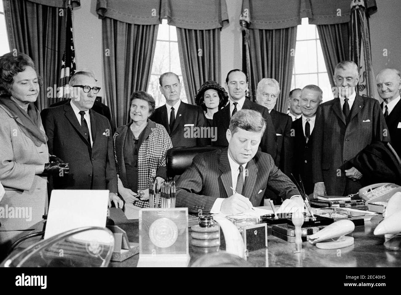 Unterzeichnungszeremonie, Proklamation, die Sir Winston Churchill zum Ehrenbürger der Vereinigten Staaten erklärt, 2:50pm. Präsident John F. Kennedy unterzeichnet eine Proklamation, in der der ehemalige britische Premierminister Sir Winston Churchill zum Ehrenbürger der Vereinigten Staaten erklärt wird. Blick auf (L-R): Zwei nicht identifizierte Personen; Vertreter Frances P. Bolton (Ohio); Senator Olin D. Johnston (South Carolina); Sylvia Thomas Ormsby-Gore, Ehefrau des britischen Botschafters in den Vereinigten Staaten, David Ormsby-Gore; Botschafter Ormsby-Gore; Vertreter Michael A. Feighan (Ohio); Senator J. William Fulbright von Arkansas Stockfoto