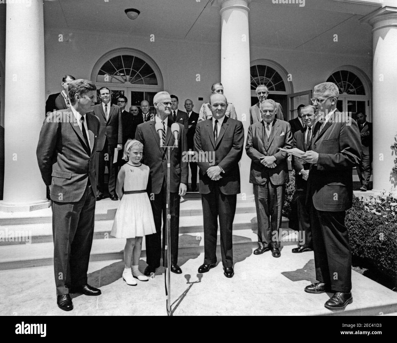 Verleihung der Distinguished Civilian Service Awards, 11:30am Uhr. Präsident John F. Kennedy und andere hören zu, als Executive Secretary des Distinguished Civilian Service Awards Board und Chairman der U.S. Civil Service Commission, John W. Macy, Jr., das Zitat für den Preisträger und stellvertretenden Kommandanten für auswärtige Angelegenheiten des National war College, Botschafter Winthrop G. Brown, Bei der Verleihung des Preises Presidentu0027s für den angesehenen Bundeszivildienst. Von links nach rechts (im Vordergrund): Präsident Kennedy; Botschafterin Brownu0027s Tochter, Anne Brown; Ambas Stockfoto