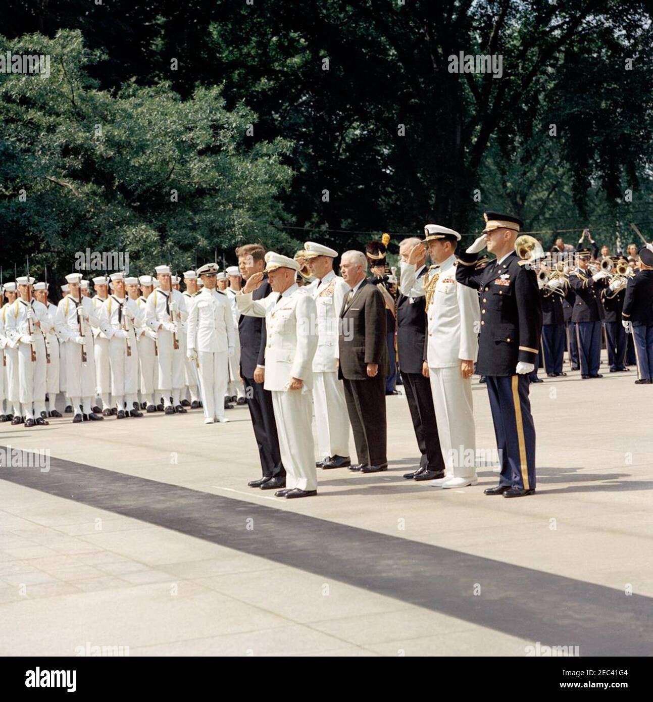 Memorial Day Zeremonien auf dem Nationalfriedhof von Arlington, 10:50am Uhr. Präsident John F. Kennedy und andere stehen vor dem Grab des unbekannten Soldaten während der Gedenkfeierlichkeiten am Arlington National Cemetery in Arlington, Virginia, zur Aufmerksamkeit. Von links nach rechts: Präsident Kennedy; kommandierender General des Militärbezirks von Washington, Generalmajor Paul A. Gavan; General Maxwell D. Taylor; Administrator der Veterans Administration (VA), General John S. Gleason; ehemaliger Botschafter der Vereinigten Staaten in Irland, Grant Stockdale; Naval Aide des Präsidenten, Kapitän Tazewell Shepard; Unident Stockfoto