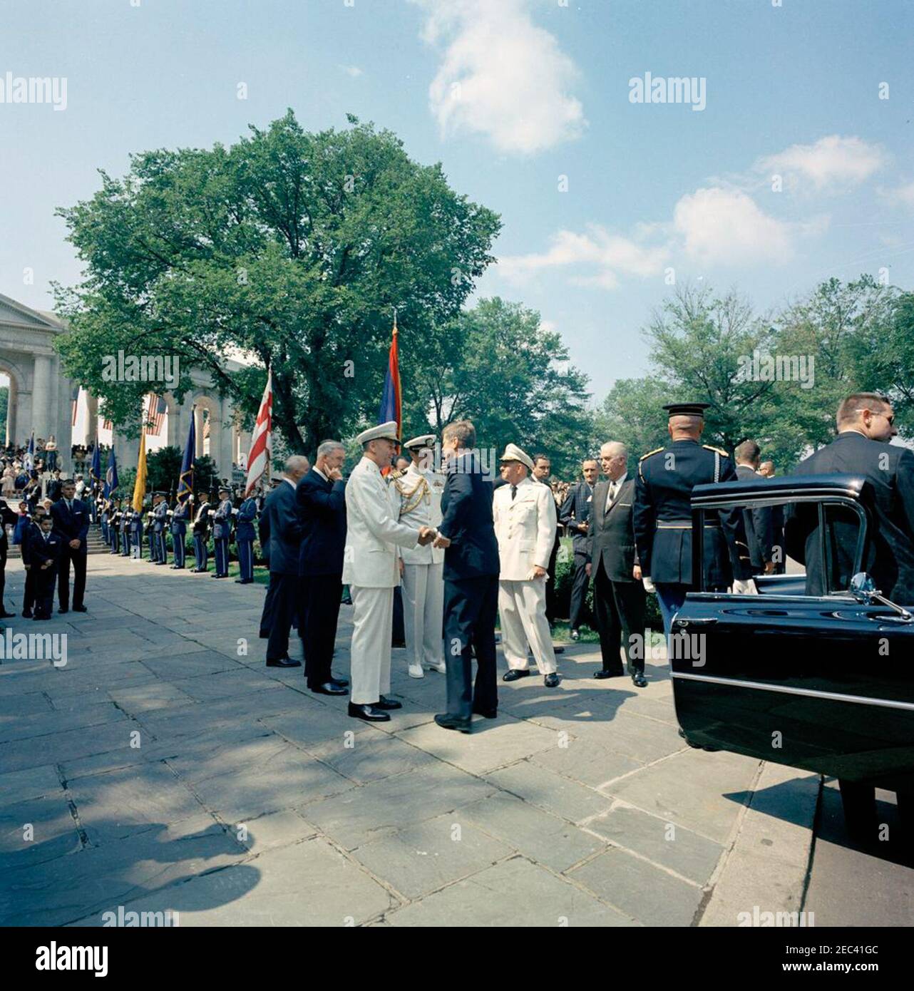 Memorial Day Zeremonien auf dem Nationalfriedhof von Arlington, 10:50am Uhr. Präsident John F. Kennedy (Mitte) schüttelt nach den Feierlichkeiten zum Memorial Day auf dem Arlington National Cemetery in Arlington, Virginia, die Hände mit General Maxwell D. Taylor. Auf Gehwegen in der Mittelgruppe (L-R): Ehemaliger Botschafter der Vereinigten Staaten in Irland, Grant Stockdale; General Taylor; Naval Aide an Präsident Kennedy, Kapitän Tazewell Shepard; der Präsident; Kommandierender General des Militärbezirks von Washington, Generalmajor Paul A. Gavan; stellvertretender Pressesekretär, Malcolm Kilduff; Administrator der Veterans Administa Stockfoto