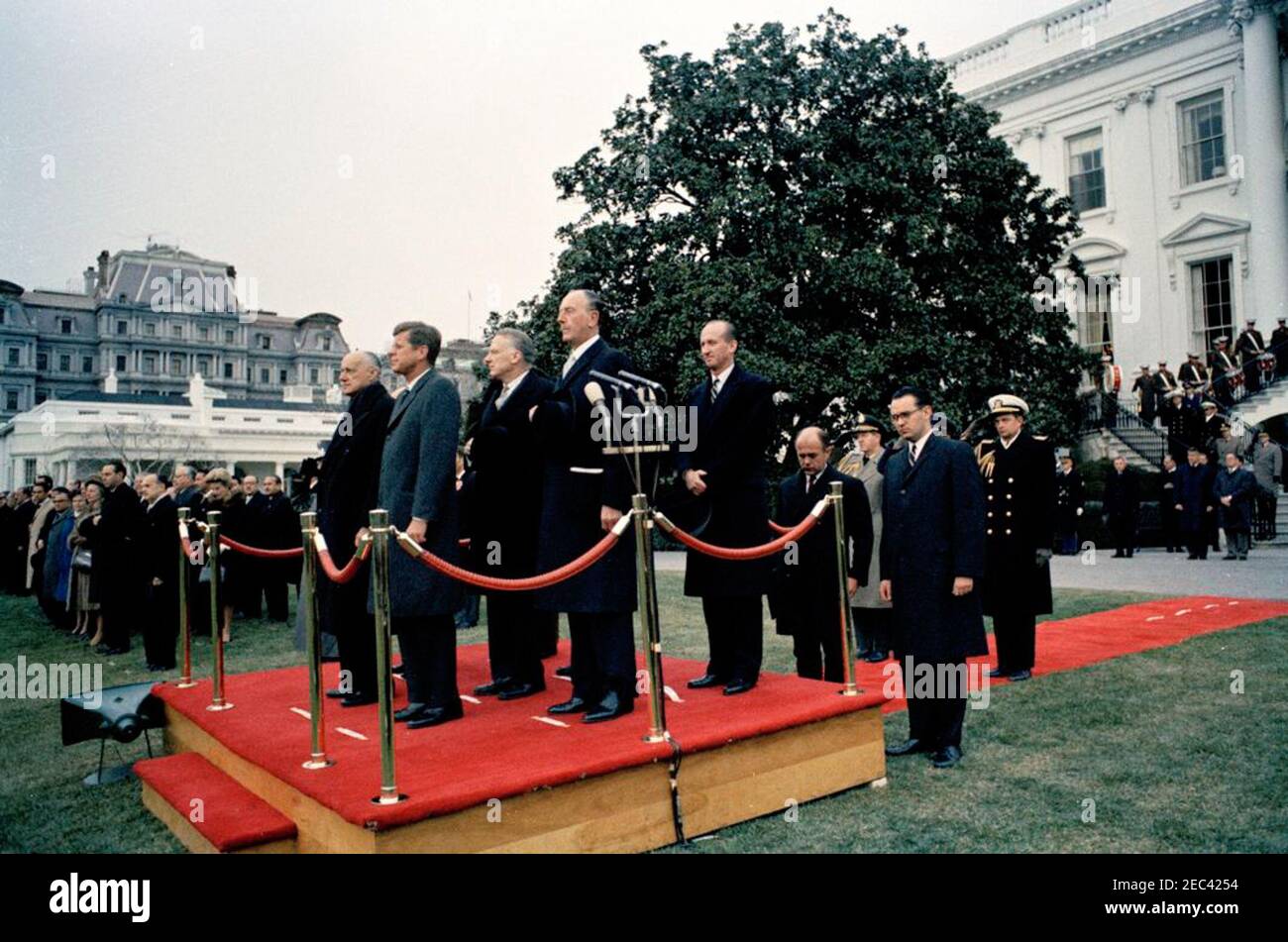 Eröffnungszeremonie für Jorge Alessandri Rodru00edguez, Präsident von Chile, 11:15am Uhr. Ankunftszeremonie für den Präsidenten von Chile, Jorge Alessandri Rodru00edguez. Auf der Überprüfungsplattform (L-R): Präsident Alessandri Rodru00edguez; Präsident John F. Kennedy; US-Unterstaatssekretär George Ball; Botschafter von Chile, Walter Mu00fcller; US-Chef des Protokolls, Angier Biddle Duke. In der Gruppe links von der Plattform: Botschafter Nicaraguas und Dekan des Diplomatischen Korps, Dr. Guillermo Sevilla-Sacasa; Vorsitzender des Bürgerkomitees des Distrikts von Kolumbien, Edgar Morris; Robin Ch Stockfoto