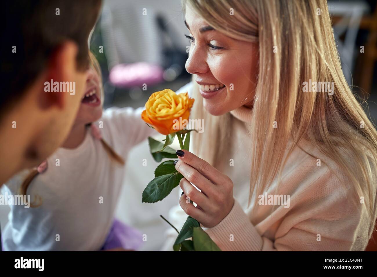 Porträt einer Mutter, die eine Rose von ihrer Tochter erhält Stockfoto