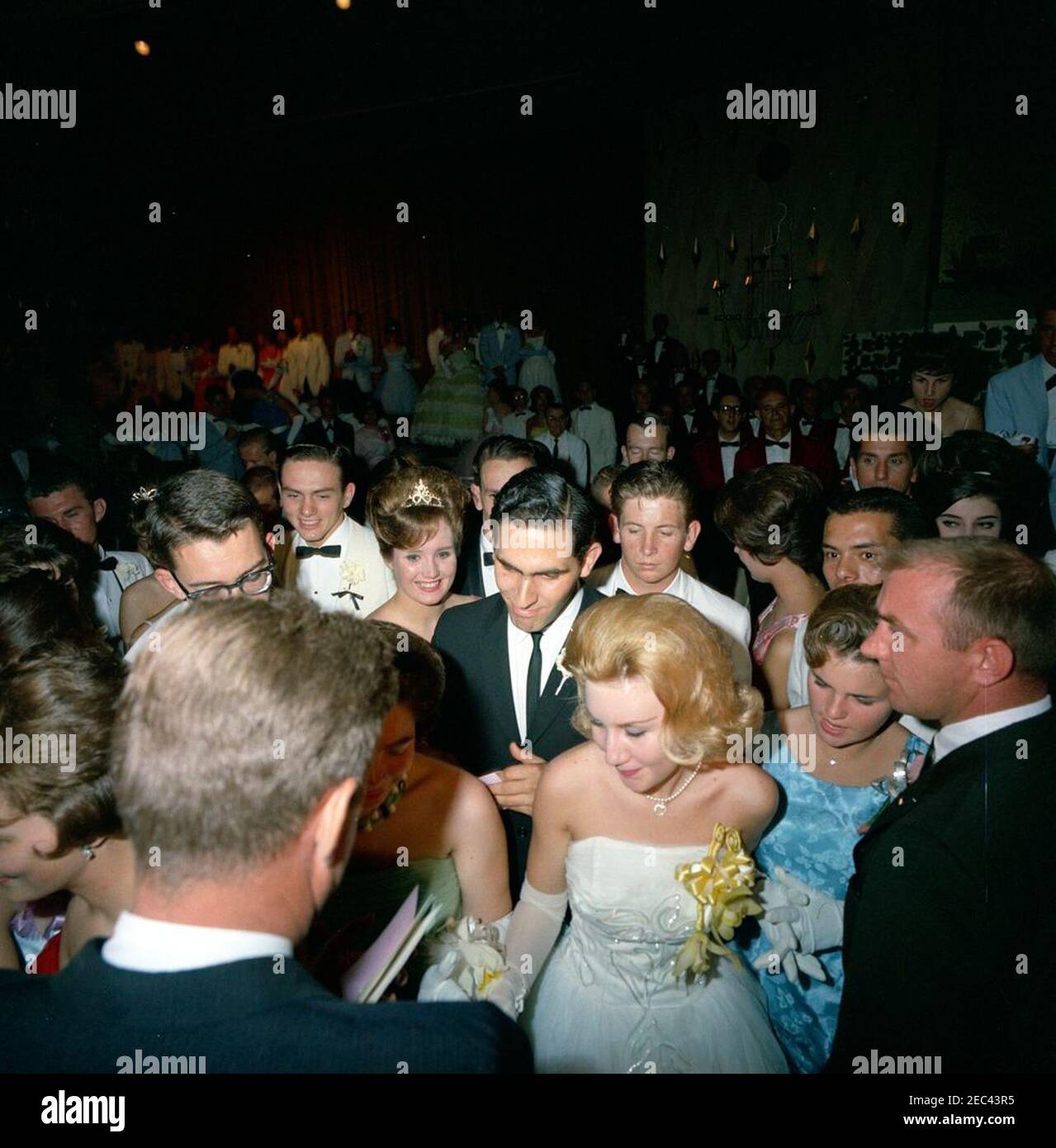 Reise in die westlichen Staaten: Los Angeles, Kalifornien, Beverly Hilton Hotel, Präsident Kennedy und Jack Benny besuchen die John Burroughs High School Senior Prom, 10:22pm. Präsident John F. Kennedy (unten links, mit dem Rücken zur Kamera) begrüßt Schüler der John Burroughs High School in Burbank, Kalifornien, während des Abschlussballs schoolu0027s im Grand Ballroom des Beverly Hilton Hotels, Los Angeles, Kalifornien. Präsident Kennedy besuchte den Tanz, nachdem er an einem Fundraising-Dinner im selben Hotel teilgenommen hatte. Stockfoto