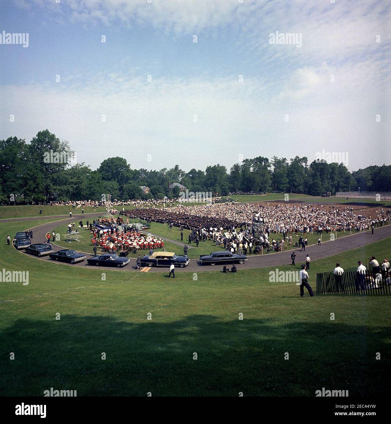 Abschlussrede an der American University, 10:31am Uhr. Blick auf das American Universityu0027s John M. Reeves Athletic Center während der jährlichen Eröffnungszeremonie schoolu0027s 49th; Präsident John F. Kennedy liefert die Eröffnungsrede von der Plattform speakersu0027 in der Mitte links; die United States Marine Band sitzt auf dem Feld rechts von der Plattform. Washington, D.C. [Foto von Harold Sellers] Stockfoto