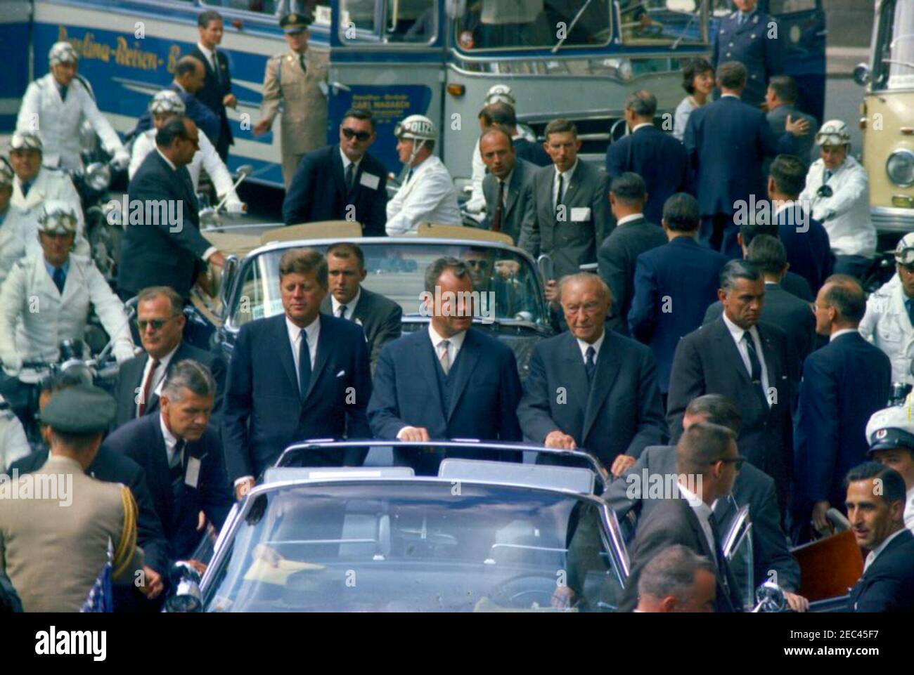 Europa-Reise: Deutschland, West-Berlin: Präsident Kennedy im Autokat mit Willie Brandt, Bürgermeisterin von West-Berlin, und Konrad Adenauer, Bundeskanzler von West-Deutschland. Präsident John F. Kennedy steht in der Präsidentenlimousine (Lincoln-Mercury Continental Cabrio) vor seiner Autokolonne durch West-Berlin (Bundesrepublik). Mit dem Präsidenten: Bundeskanzler Konrad Adenauer (rechts); Bürgermeister Willy Brandt (Mitte). Auch abgebildet: Sonderassistent von Präsident Kennedy, Kenneth P. Ou2019Donnell; Sonderassistent von Präsident Kennedy für Nationa Stockfoto