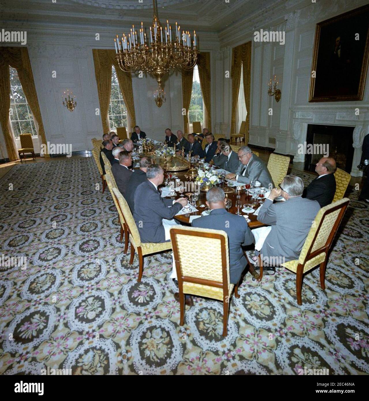 Mittagessen für US-Sender, mit dem Vorsitzenden der Golden West Broadcasters Gene Autry, 1:00pm Uhr. Präsident John F. Kennedy nimmt an einem Mittagessen mit US-Rundfunkleitern im State Dining Room des Weißen Hauses, Washington, D.C. im Uhrzeigersinn um den Tisch (von ganz rechts) Teil: John W. Kluge von Metromedia, Inc.; Präsident und Mitbegründer von Wometco Enterprises, Inc., Mitchell Wolfson; Associate Press Secretary, Andrew T. Hatcher; Präsident und Eigentümer von Fetzer TV, Inc., John E. Fetzer; Präsident von WGN Continental Broadcasting, ward L. Quaal; nicht identifiziert; Vorsitzender des Radio- und Fernsehausschusses Stockfoto