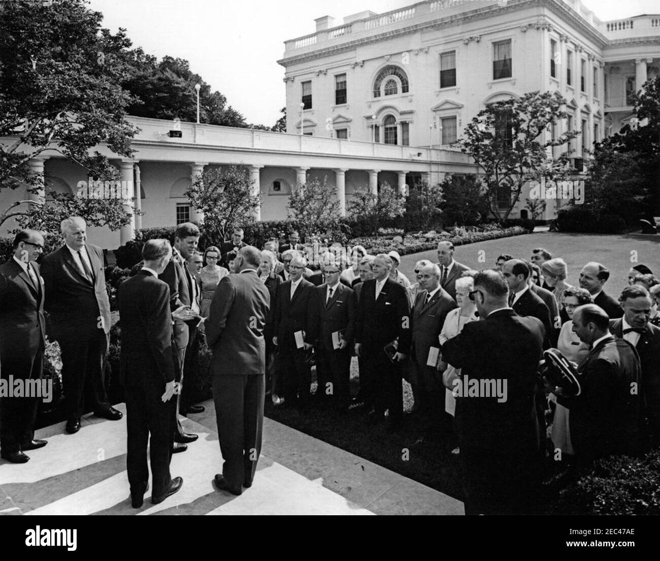 Besuch von Mitgliedern der Sozialdemokratischen Partei Schwedens, 9:40am Uhr. Präsident John F. Kennedy begrüßt Mitglieder der Sozialdemokratischen Partei Schwedens während des Besuchs im Weißen Haus groupu0027s; Präsident Kennedy (stehend auf Stufen, vierter von links) schüttelt die Hände mit Labour Specialist an der US-Botschaft in Stockholm, Erik Sou0308dersten. Zu den abgebildeten Personen, die auf dem Rasen stehen, gehören: Parlamentsabgeordneter Schwedens für die Grafschaft Vu00e4sternorrland und Gruppenleiter Emil Nu00e4sstru00f6m (erste Reihe, sechste von links) und Sekretär der schwedischen Sozialdemokratischen Partei, Arne Moll Stockfoto