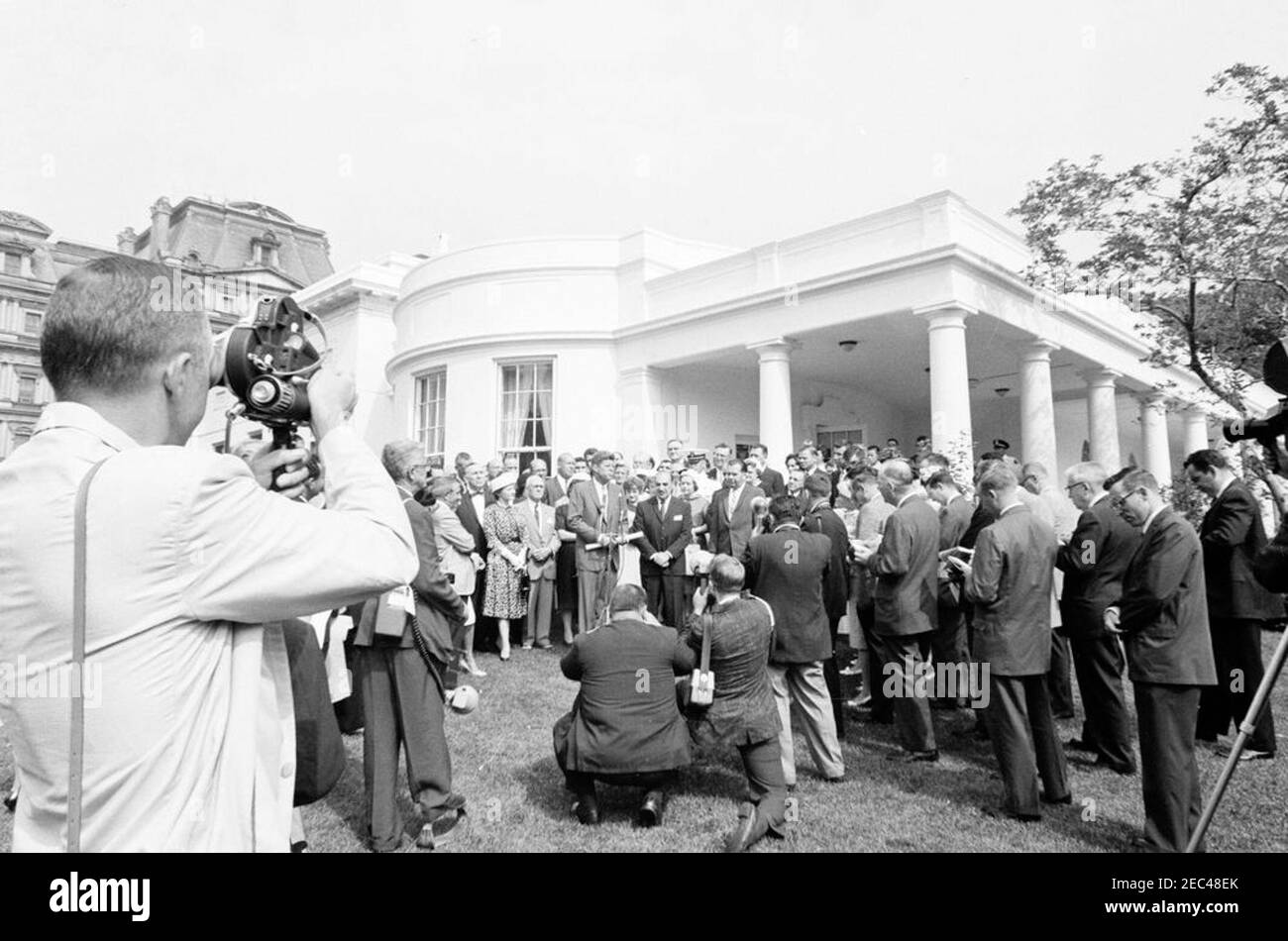 Vereidigung, Sekretär für Gesundheit, Bildung und Wohlfahrt (HEW) Anthony Celebrezze, 10:12am Uhr. Präsident John F. Kennedy hält Bemerkungen während der Vereidigung von Anthony J. Celebrezze, Sekretär für Gesundheit, Bildung und Wohlfahrt. Auch im Bild: Anne Celebrezze; Susan Celebrezze; Jean Celebrezze; Midshipman First Class Anthony J. Celebrezze, Jr.; Vertreter Michael A. Feighan (Ohio); Senator Stephen M. Young (Ohio); Bürgermeister von Cleveland, Ohio, Ralph S. Locher; Verwaltungsbeamter des Weißen Hauses, Carson M. Howell; Fotograf des National Park Service (NPS), Abbie Rowe; White Hou Stockfoto