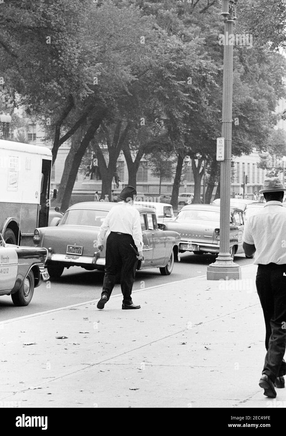 Fußgänger auf der Pennsylvania Avenue. Blick auf Fußgänger und Autos auf der Pennsylvania Avenue in Washington, D.C. Stockfoto