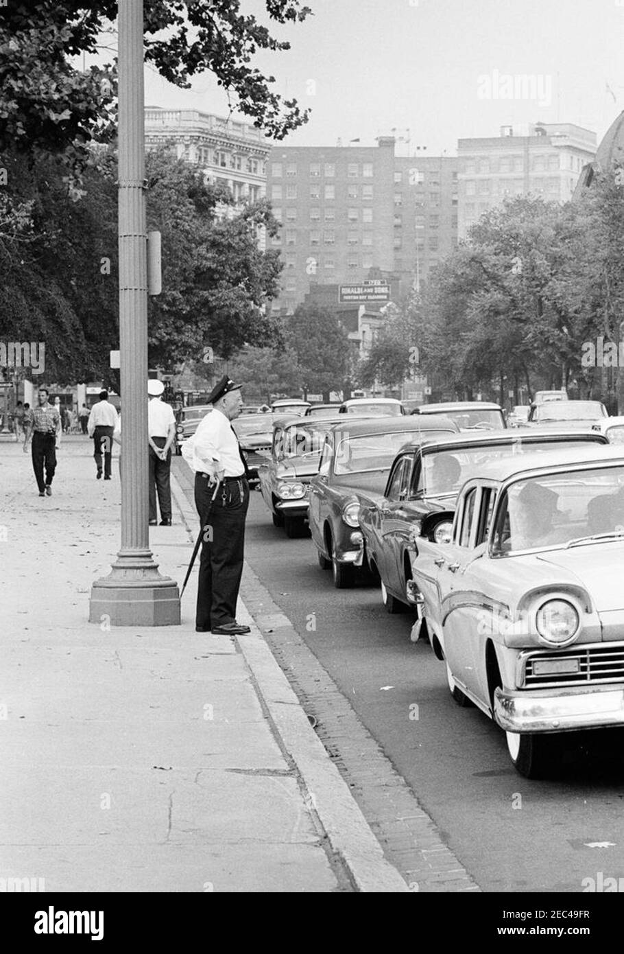 Fußgänger auf der Pennsylvania Avenue. Blick auf Fußgänger und Autos auf der Pennsylvania Avenue in Washington, D.C. Stockfoto
