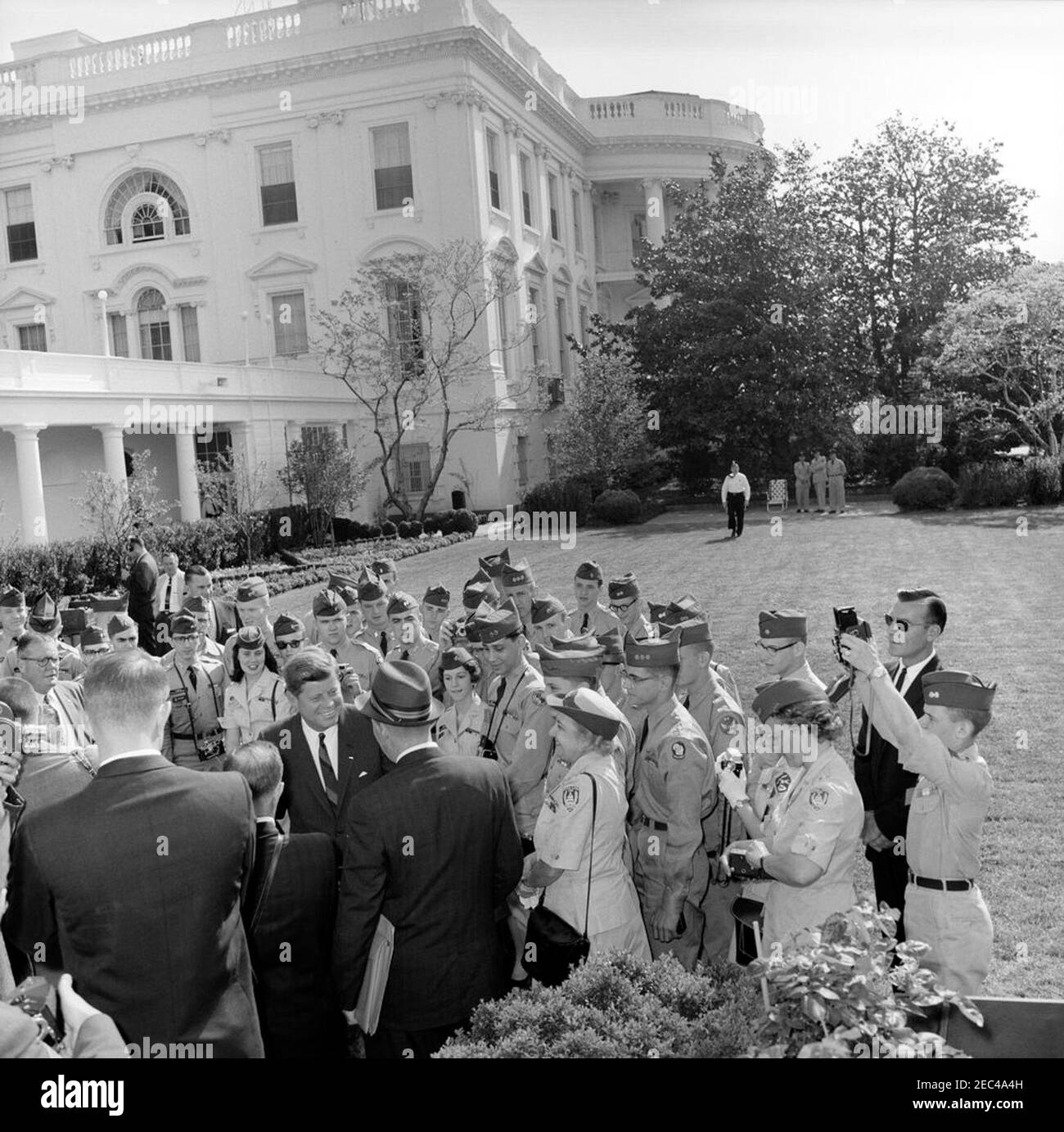 Besuch der Zivilluftpatrouillen-Kadetten, 9:50am Uhr. Präsident John F. Kennedy (links) besucht mit einer Gruppe von Zivilluftpatrouillen-Kadetten im Rosengarten des Weißen Hauses, Washington, D.C., der Geheimagent des Weißen Hauses, Bob Lilley, steht ganz rechts. Zu den abgebildeten Kadetten gehören: Cadet Captain Burton C. Andrus III aus Montana, Cadet Captain Wanda Dee Caldwell aus South Carolina, Cadet 2nd Leutnant Robert P. Alms aus Illinois, Cadet 2nd Leutnant Cynthia A. Dawson aus Michigan, Cadet 1st Leutnant Michael Sheldon Glushakow aus Maryland, und Cadet 1st Leutnant John Russell Brinkerhoff aus Wiscons Stockfoto