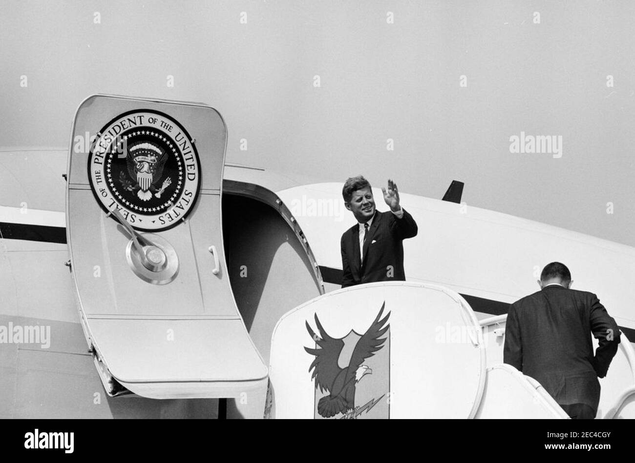 Reise nach Western States: Pueblo, Colorado, 12:50pm Uhr. Präsident John F. Kennedy winkt von der Treppe der Air Force One, bei seiner Abreise vom Pueblo Memorial Airport in Pueblo, Colorado; Innenminister Stewart L. Udall (zurück zur Kamera) folgt dahinter. Stockfoto