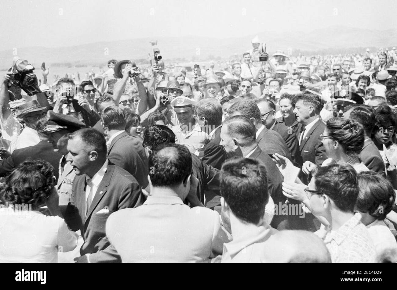 Reise nach Westen: Los Banos, Kalifornien (San Luis Dam), 11:40am Uhr. Präsident John F. Kennedy (Mitte, mit Rücken zur Kamera) begrüßt die Massen beim Spatenstich für den San Luis-Staudamm in Los Banos, Kalifornien. Ebenfalls abgebildet: Geheimagenten des Weißen Hauses, Jerry Blaine und John Campion. Stockfoto
