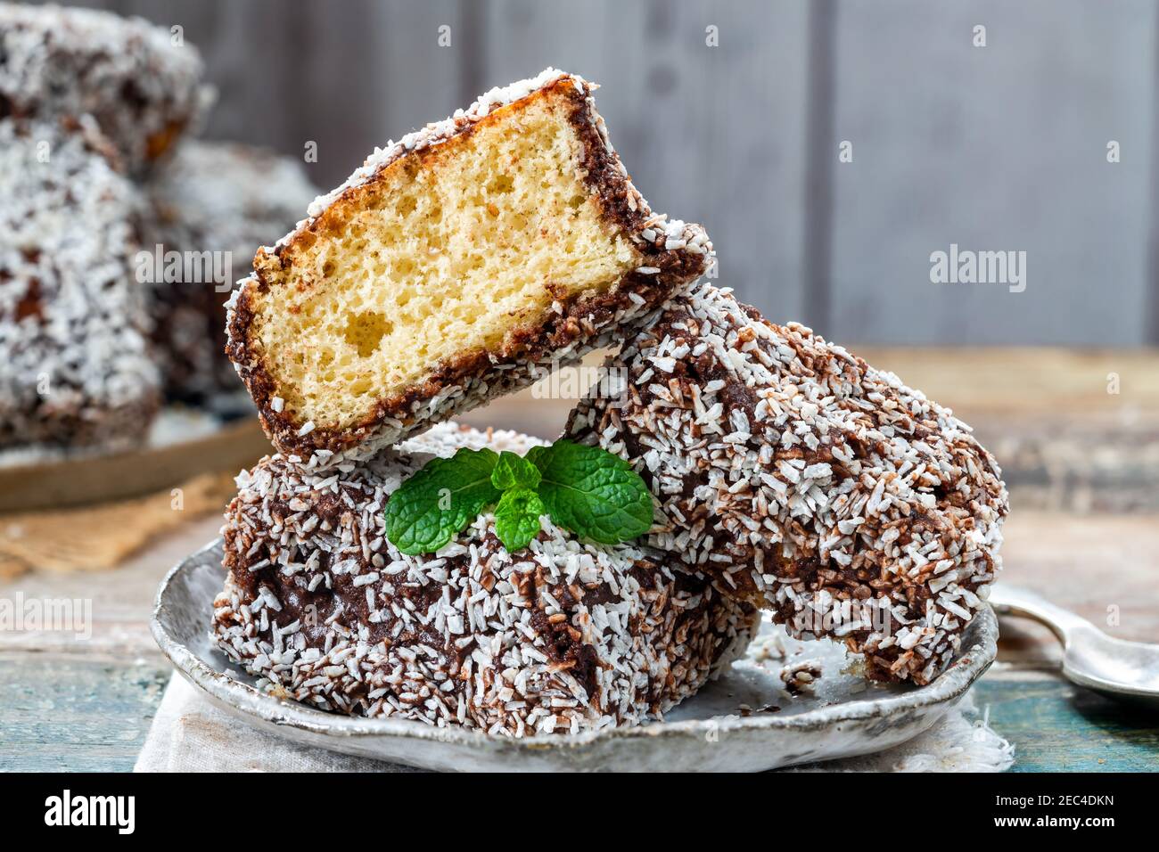 Lamington Cake Squares - traditionelle australische Biskuitkuchen mit beschichtet Schokoladensauce und Kokosnuss Stockfoto