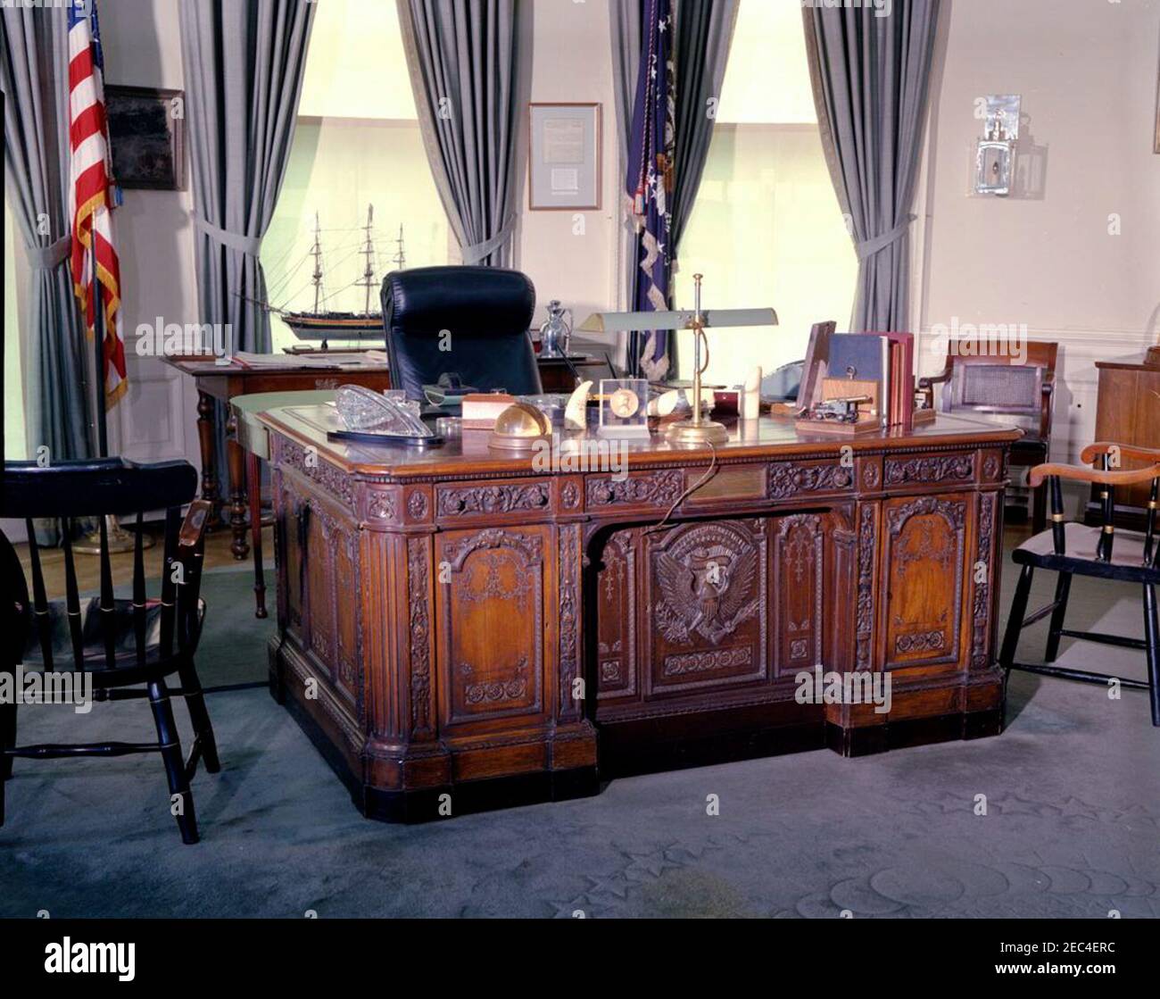 Ovale Büromöbel. Blick auf den Schreibtisch von HMS Resolute im Oval Office  des Weißen Hauses, Washington, D.C Stockfotografie - Alamy