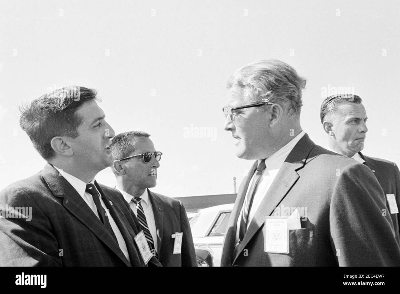 Besichtigung der NASA-Installationen: Cape Canaveral Florida, 2:31pm Uhr. Der Direktor des George C. Marshall Space Flight Center (MSFC), Dr. Wernher von Braun (rechts), spricht mit einem unbekannten Mann während des Besuchs von Präsident John F. Kennedyu0027s in der Cape Canaveral Air Force Station, Cape Canaveral, Florida; der Geheimagent des Weißen Hauses, Roy Kellerman, steht hinten rechts. Präsident Kennedy besuchte Cape Canaveral im Rahmen einer zweitägigen Inspektionsreise durch die Feldinstallationen der National Aeronautics and Space Administration (NASA). Stockfoto