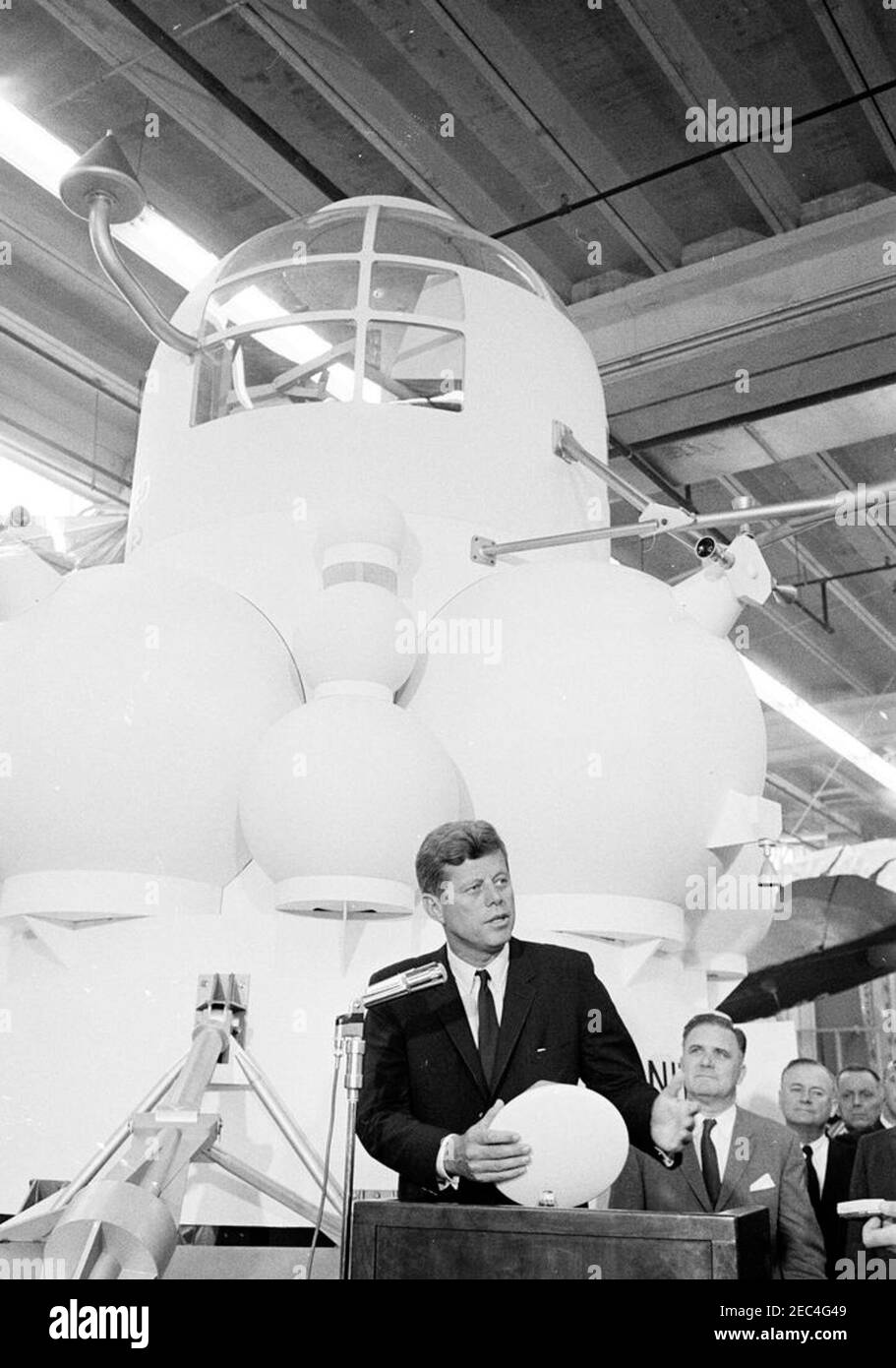 Besichtigung der NASA-Installationen: Houston, Texas, NASA Rich Building, Abfahrt, 11:10am Uhr. Präsident John F. Kennedy (am Rednerpult) hält Bemerkungen, nach einer Tour von Raumfahrzeugen zeigt in einem Hangar im Rich Building des bemannten Raumschiffszentrums, Houston, Texas. Präsident Kennedy hält ein maßstabsgetreues Modell des Apollo-Kommandomoduls, das ihm vom Direktor des bemannten Raumschiffszentrums, Dr. Robert Gilruth (nicht abgebildet), vorgestellt wurde; ein Modell des Mondlanders (auch bekannt als u0022the Bugu0022) sitzt im Hintergrund. Im Rücken stehend (L-R): Verwalter der Nationalen Luftfahrt und S Stockfoto
