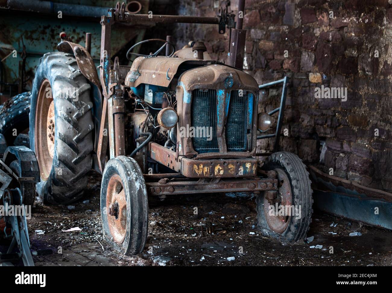 Ein altes Fordson Power Major, das zwischen 1958 gebaut wurde Und 1961 suchen traurig und vernachlässigt in einem alten Bauernhof Gebäude Stockfoto
