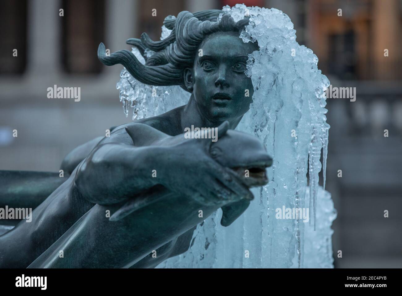 Gefrorene Statue auf dem Trafalgar Square im Vordergrund der National Gallery, nachdem die Temperaturen in London im Februar 2021 unter Null lagen. Stockfoto