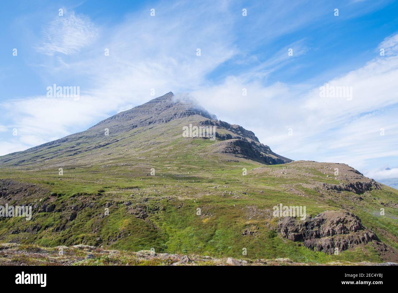 Berg Bulandstindur in Berufjordur in Ostisland Stockfoto