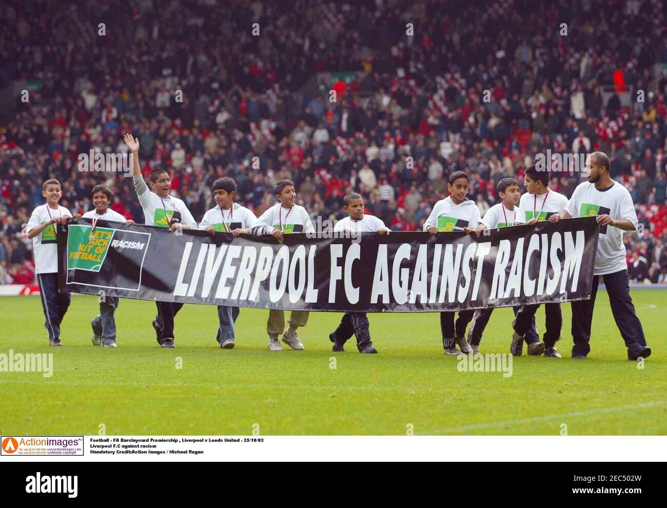 Fußball - FA Barclaycard Premiership , Liverpool V Leeds United - 25/10/03 Liverpool F.C Against Rassismus Pflichtangabe:Action Images / Michael Regan Stockfoto