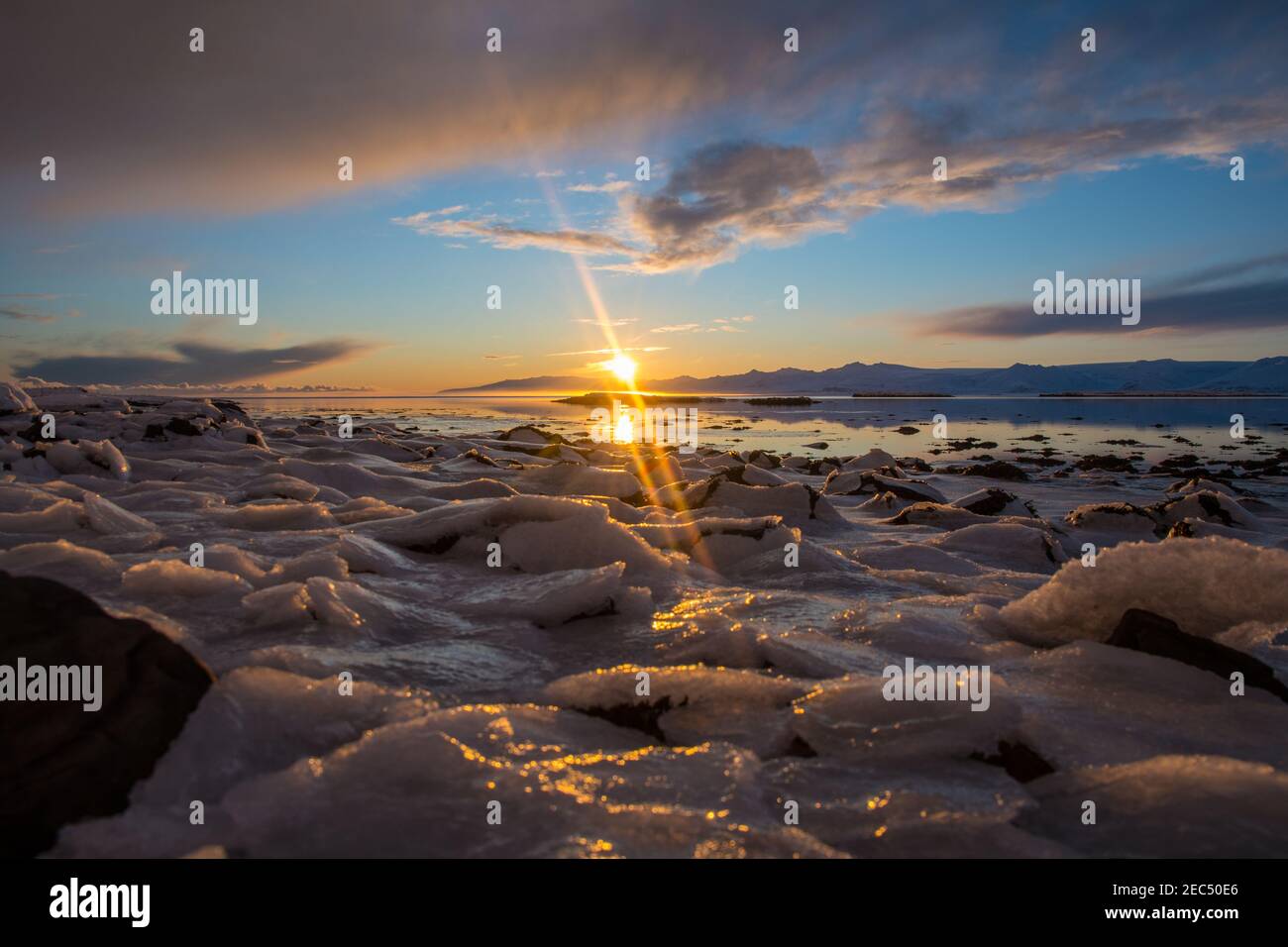 Sonnenuntergang im Hornafjordur Fjord im Süden Islands auf einem sonnigen Winterabend Stockfoto