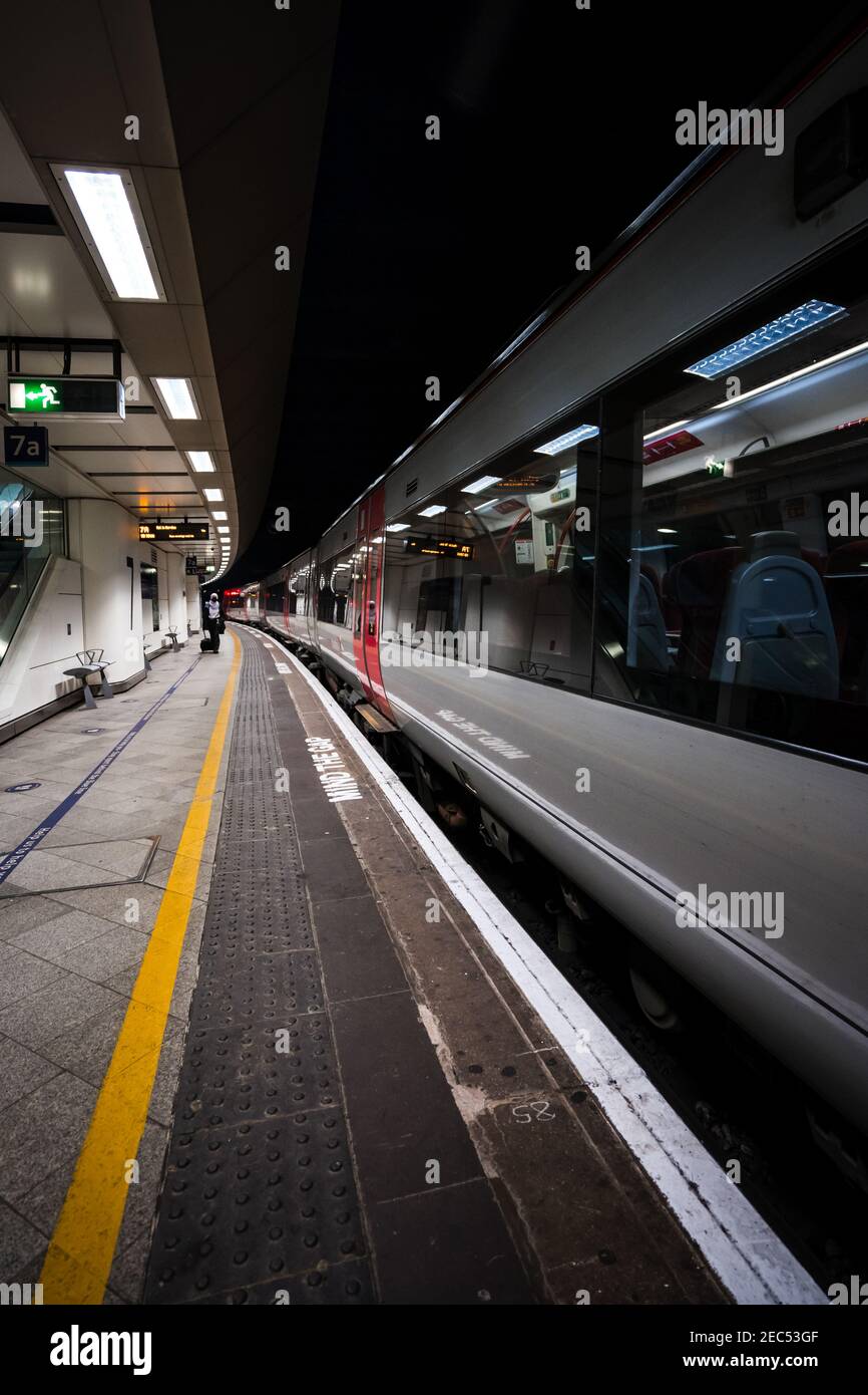 Birmingham Grand Central Station Innen Weitwinkel Pendler warten stationär Zug, um leere Plattform des modernen futuristischen Stadtzentrum zu verlassen Stockfoto